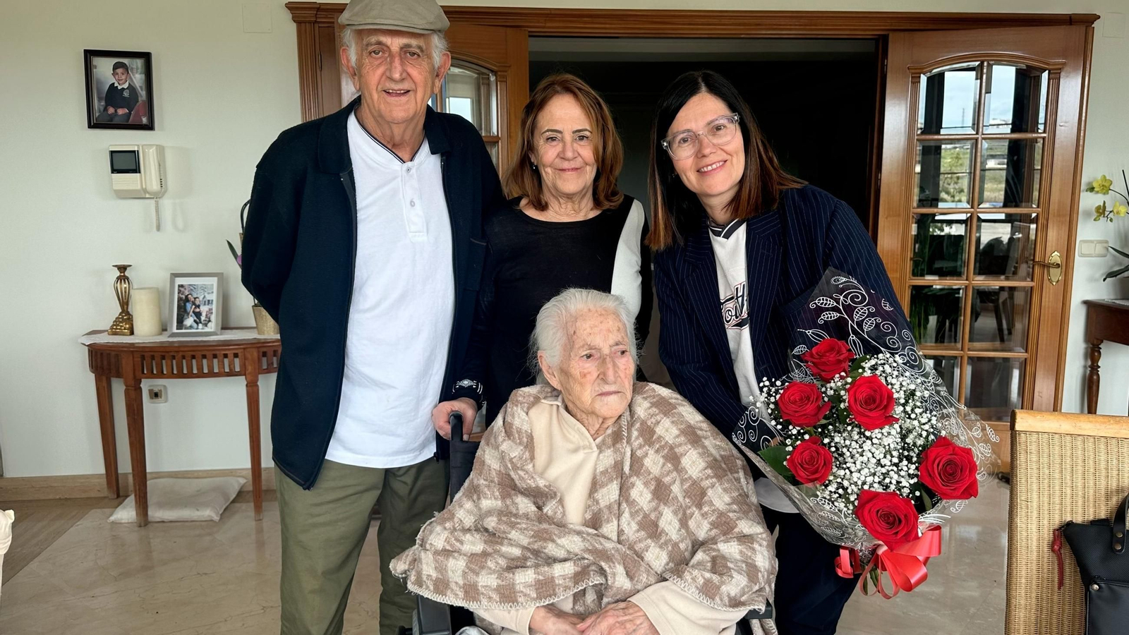 Pasionaria León, con miembros de su familia y del PSOE.