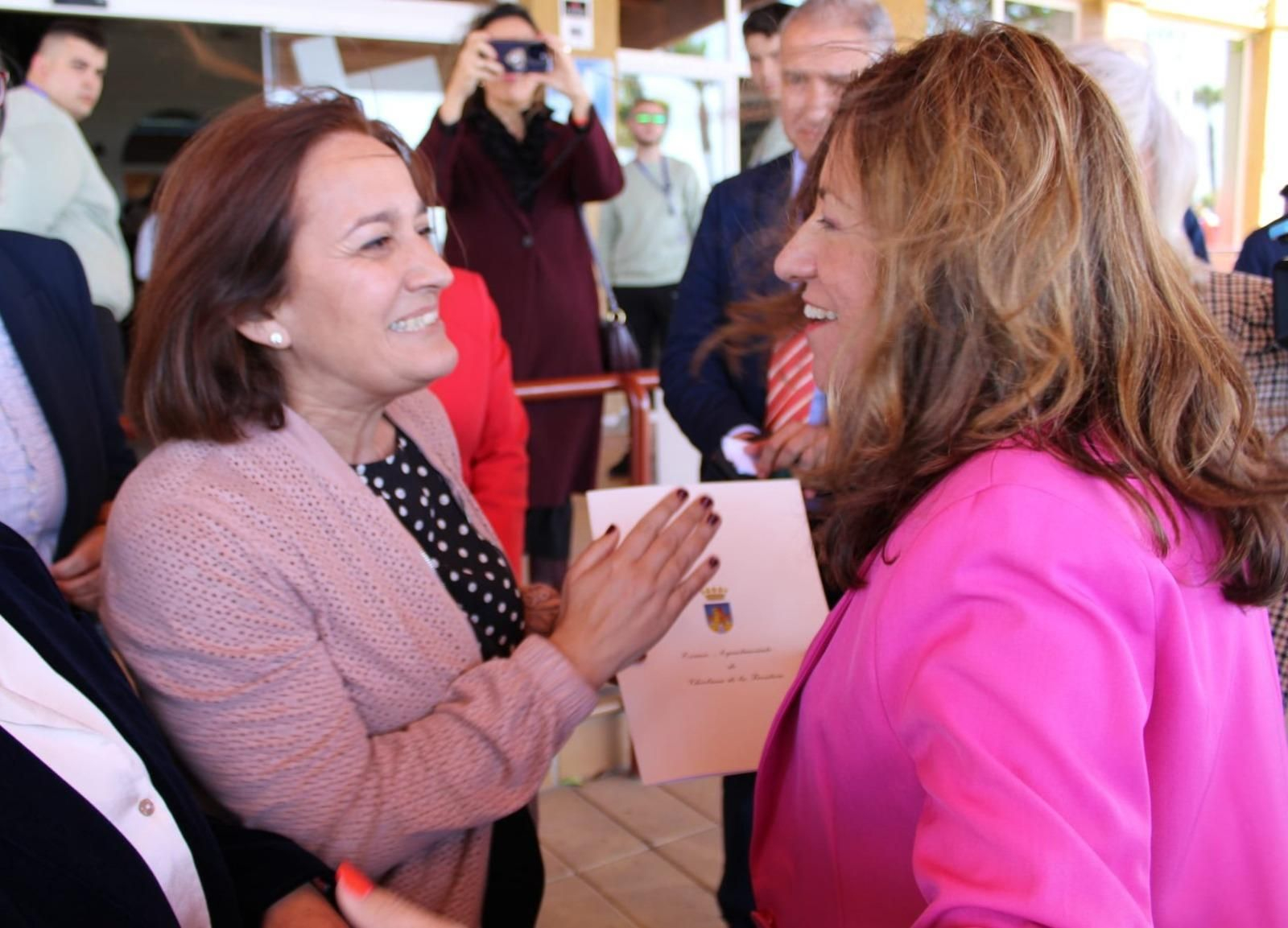 Momento del encuentro entre Ana González y María del Carmen Castillo.