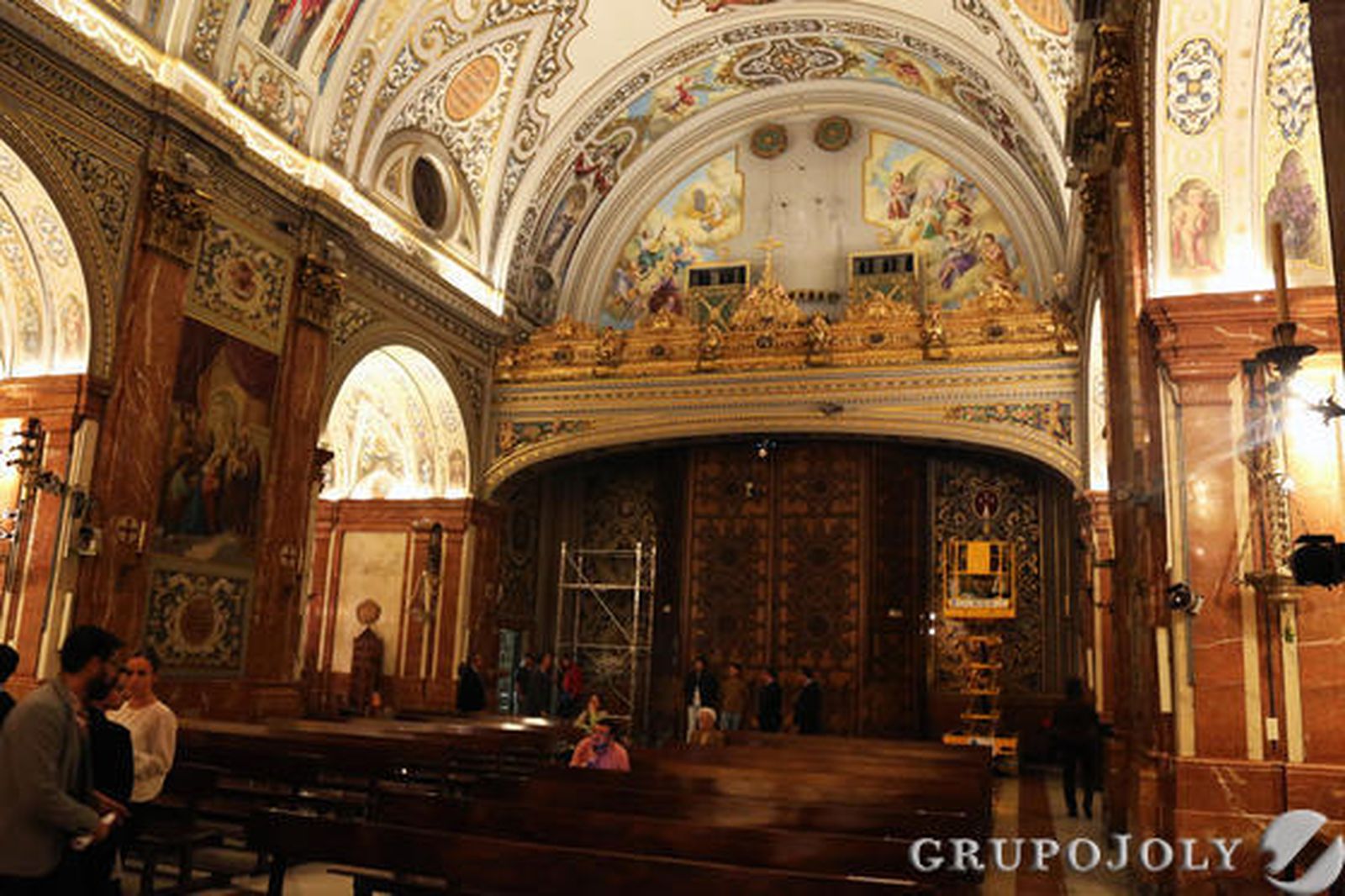 Plataformas en la basílica para trabajar en la restauración de las pinturas. El órgano del coro se ha desmontado para poner uno nuevo.

Foto: M.J. LÓPEZ