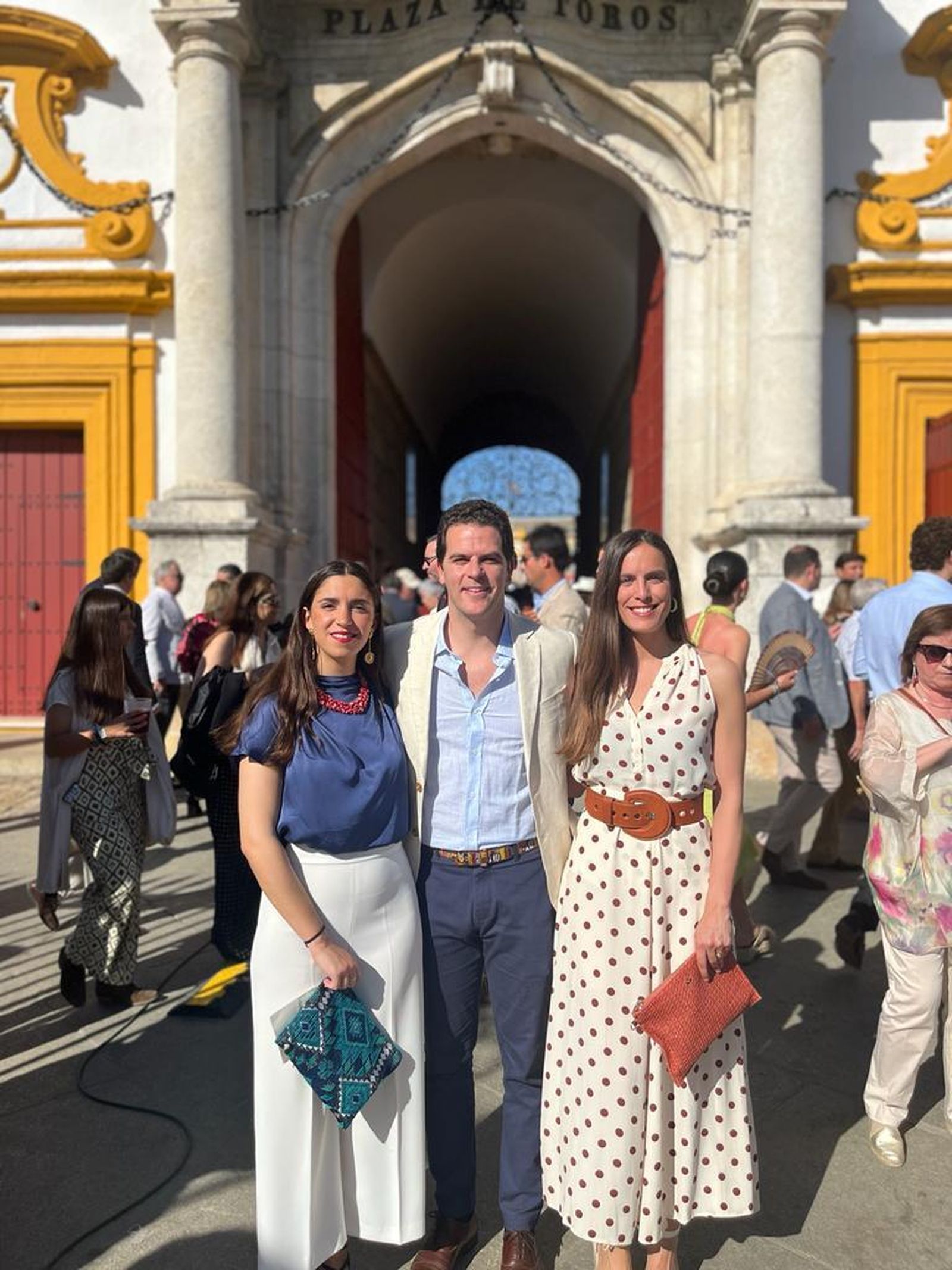 Ambiente en la Puerta del Príncipe en la corrida de El Juli, Daniel Luque y Pablo Aguado
