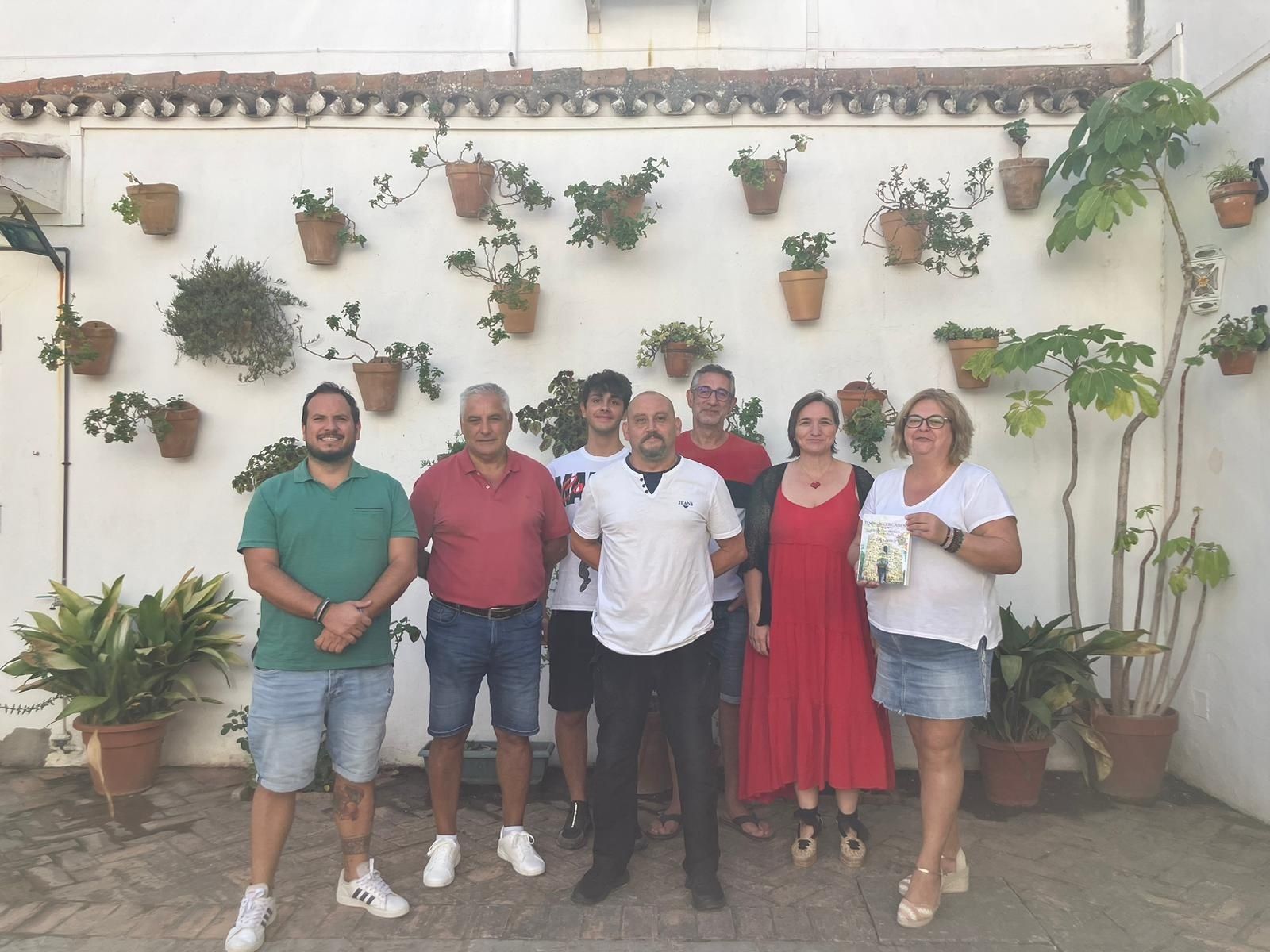 El autor junto a los colaboradores para la edición y las autoridades locales.