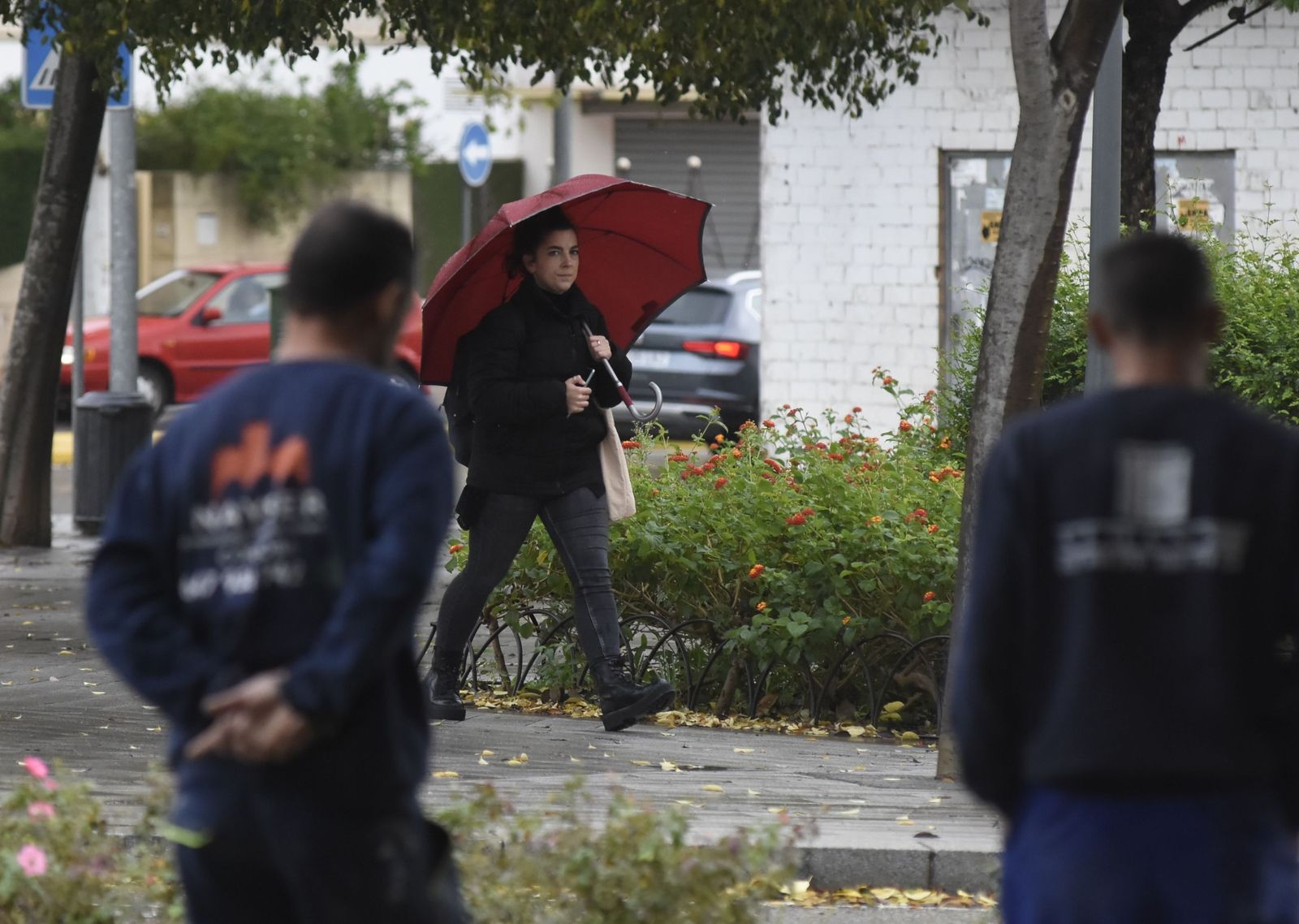 Varias personas caminan bajo la lluvia en Córdoba.