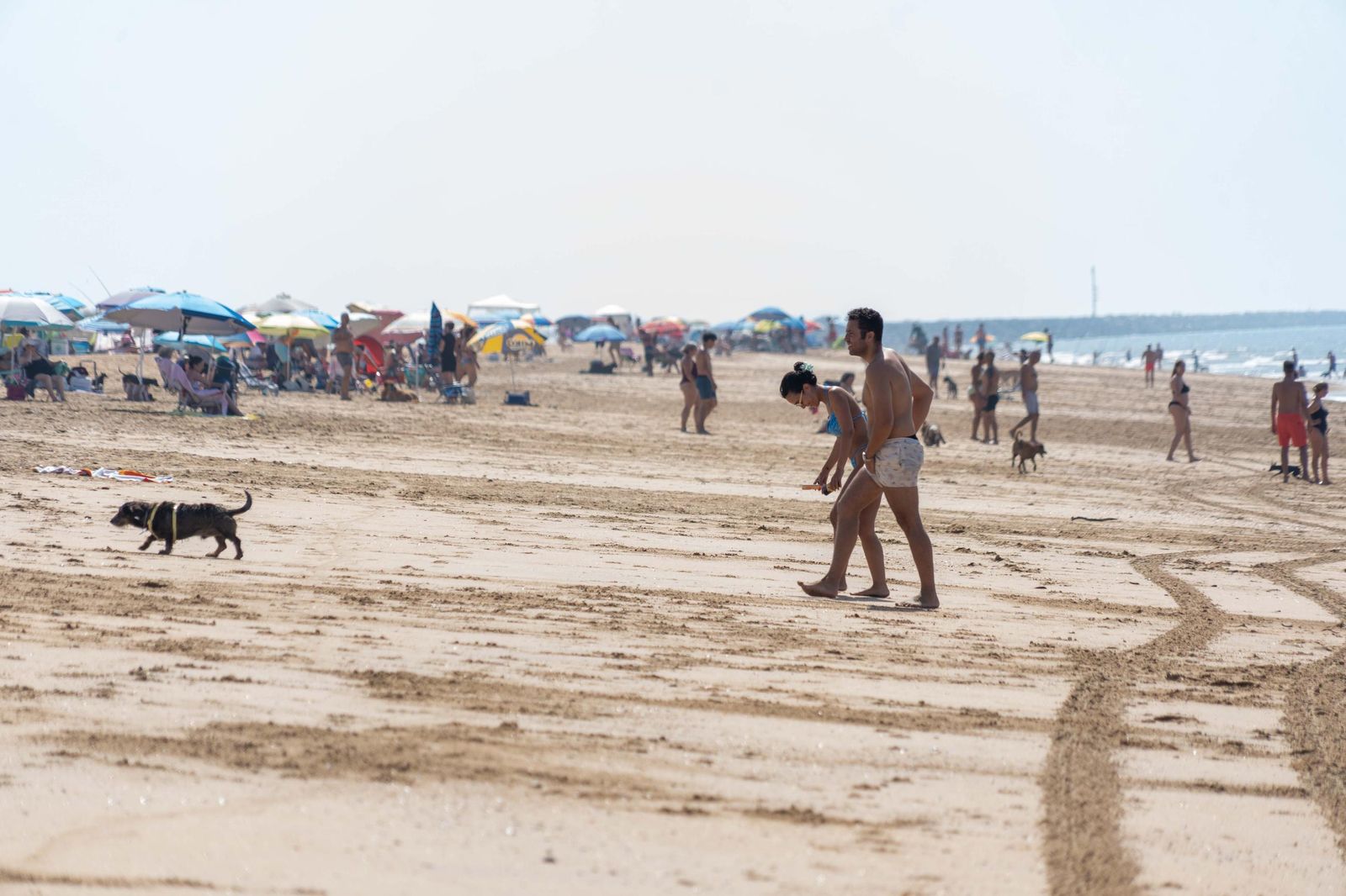 Una mañana de domingo en El Espigón, la playa de Huelva capital.