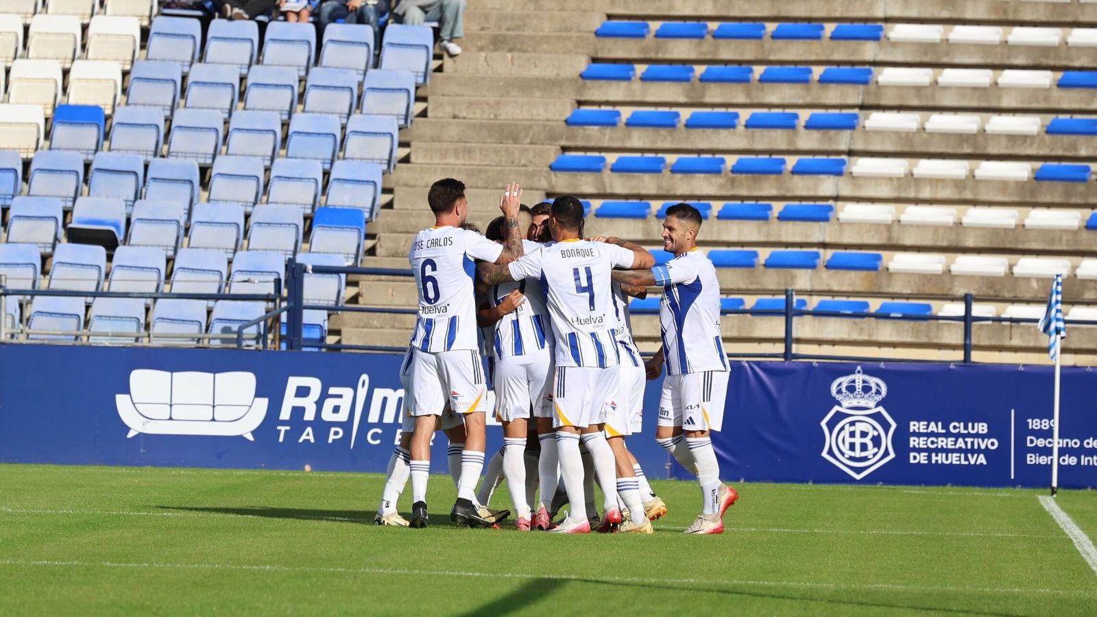 Los jugadores del Recre celebran el gol de Álex Bernal al Atlético Malagueño en la primera vuelta.