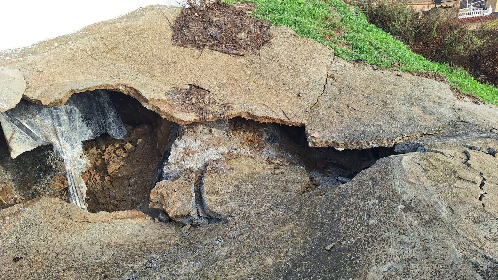 Imagen de uno de los caminos hundidos a consecuencia de las lluvias