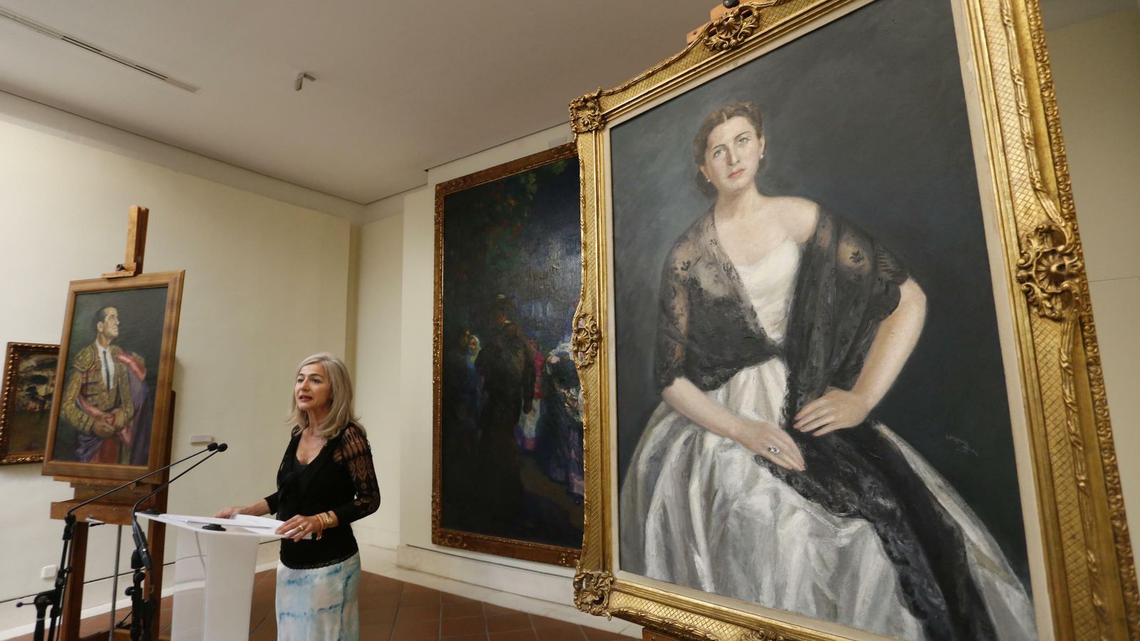 La consejera entre los dos retratos de Vázquez Díaz donados al museo de Sevilla.