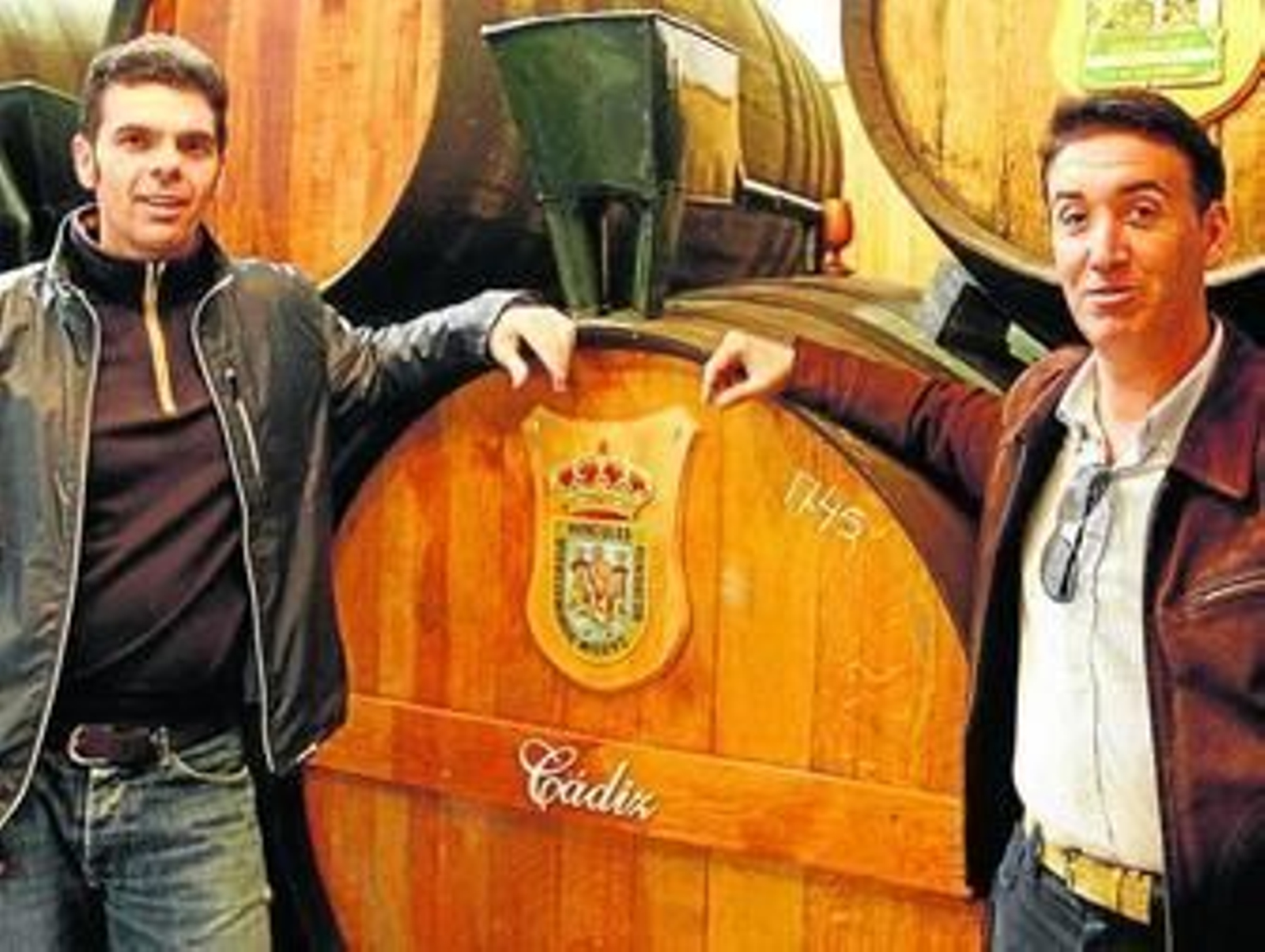 Dos generaciones, madre e hijo. Telmo y su madre María en la bodega Blanca Reyes.