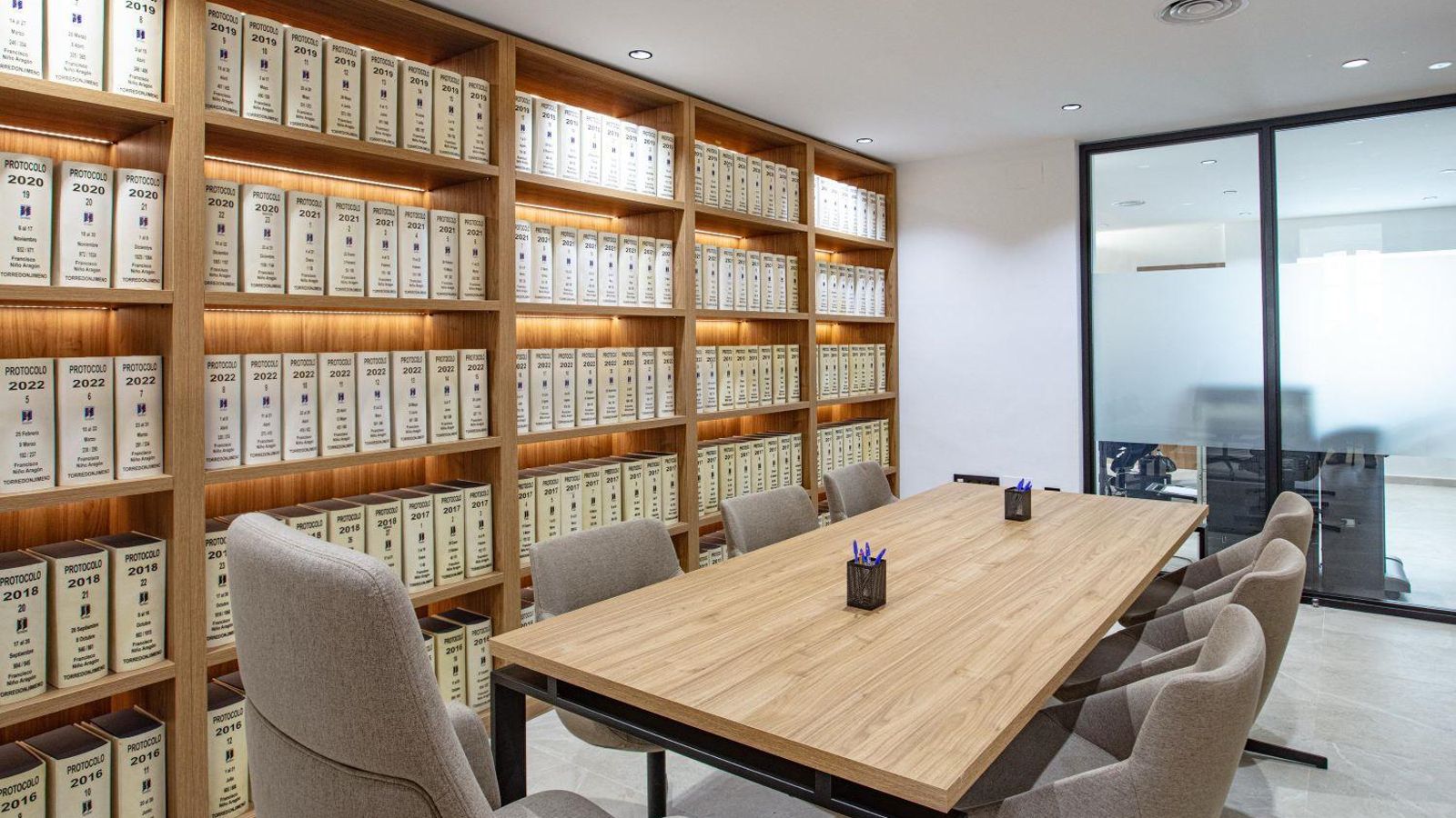 Sala de firmas de la notaría. Sala de firmas de la notaría.
