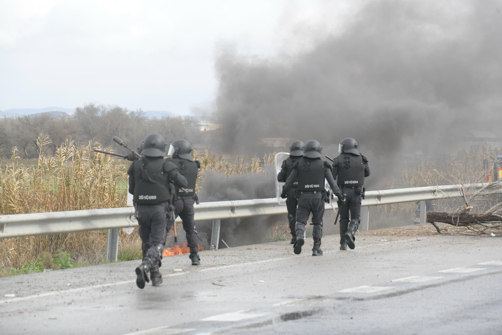La intervención de la Guardia Civil en el corte de la A-92 por los agricultores, desde dentro