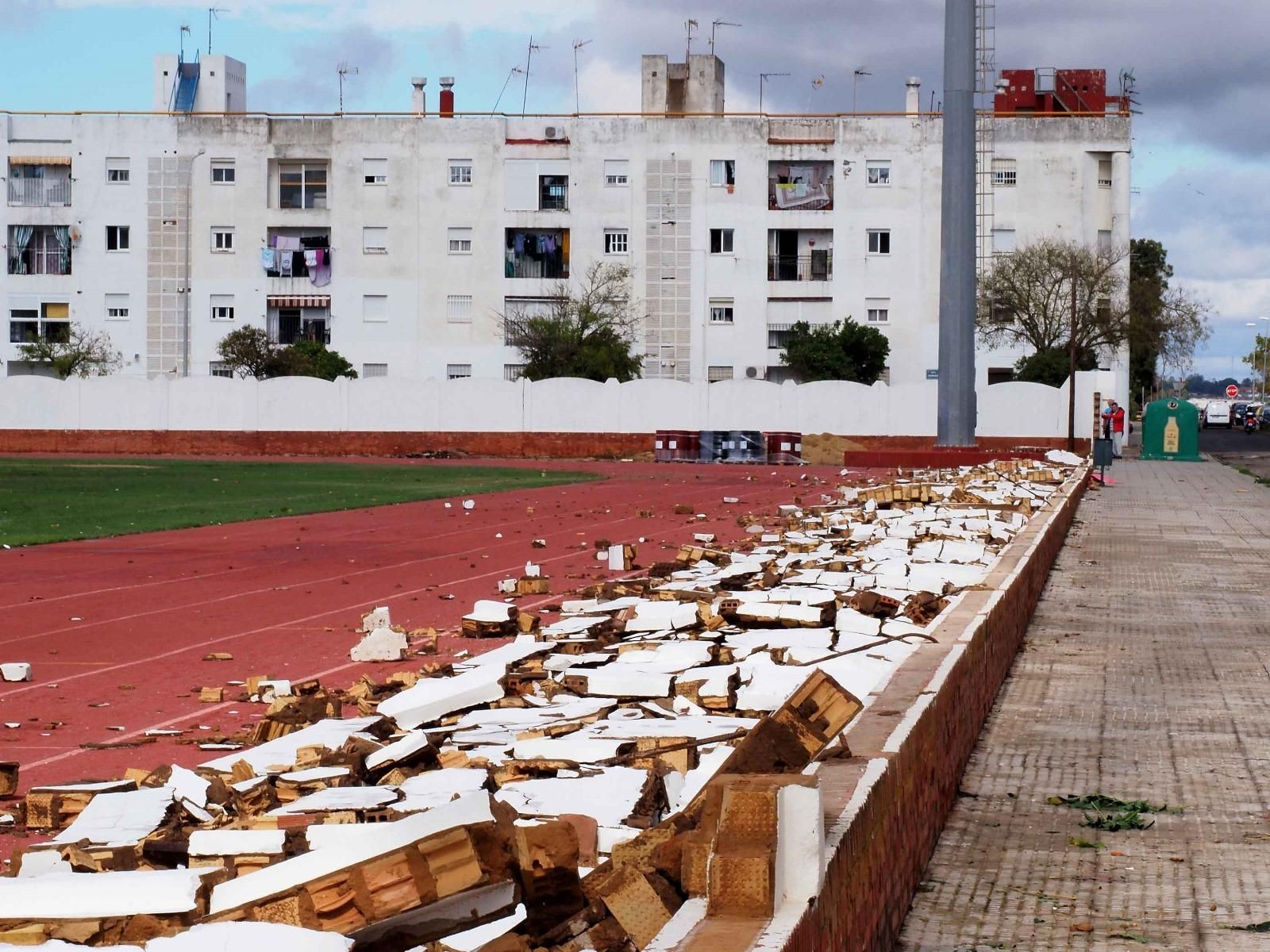 Las fotografías de los destrozos provocados por la manga marina que ha cruzado Isla Cristina durante el temporal de este miércoles