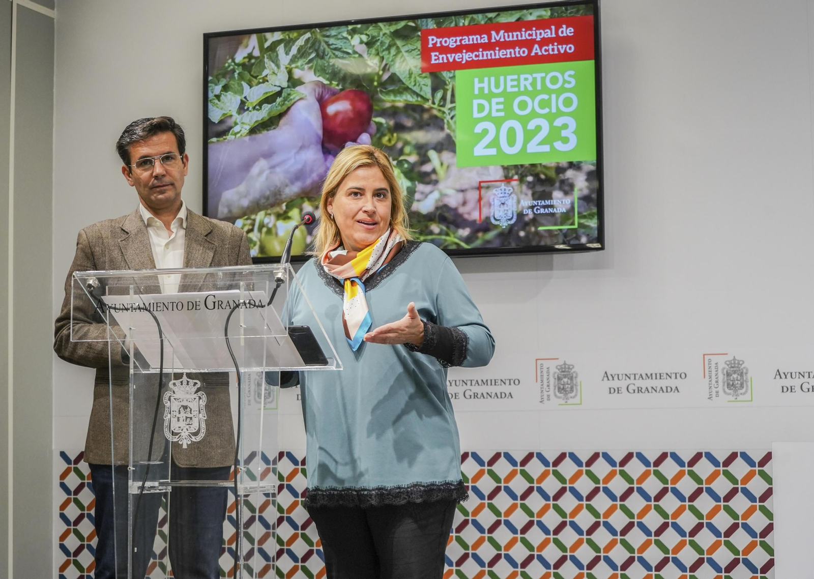 El alcalde de Granada y la concejal Nuria Gutiérrez presentan el plan de los huertos ecológicos de Granada
