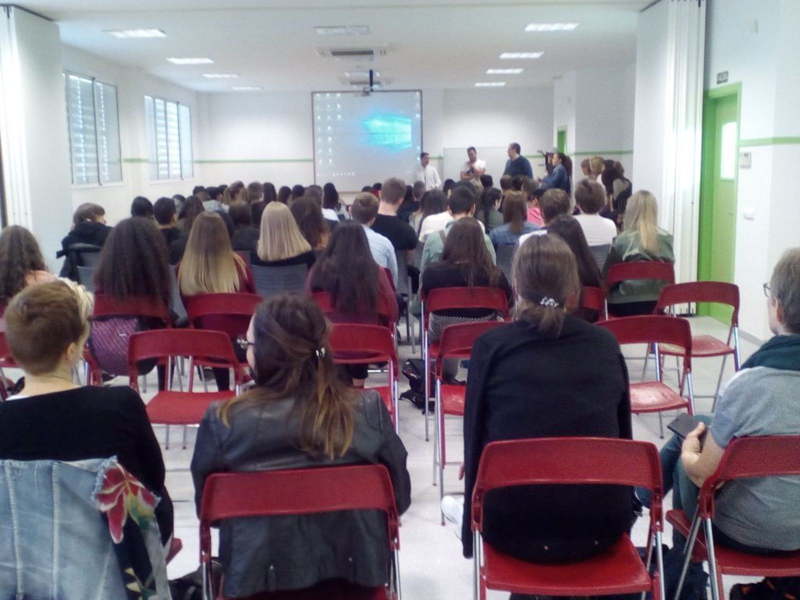 Los escolares del Alto Alpujarra junto con el alcalde y sus profesores.