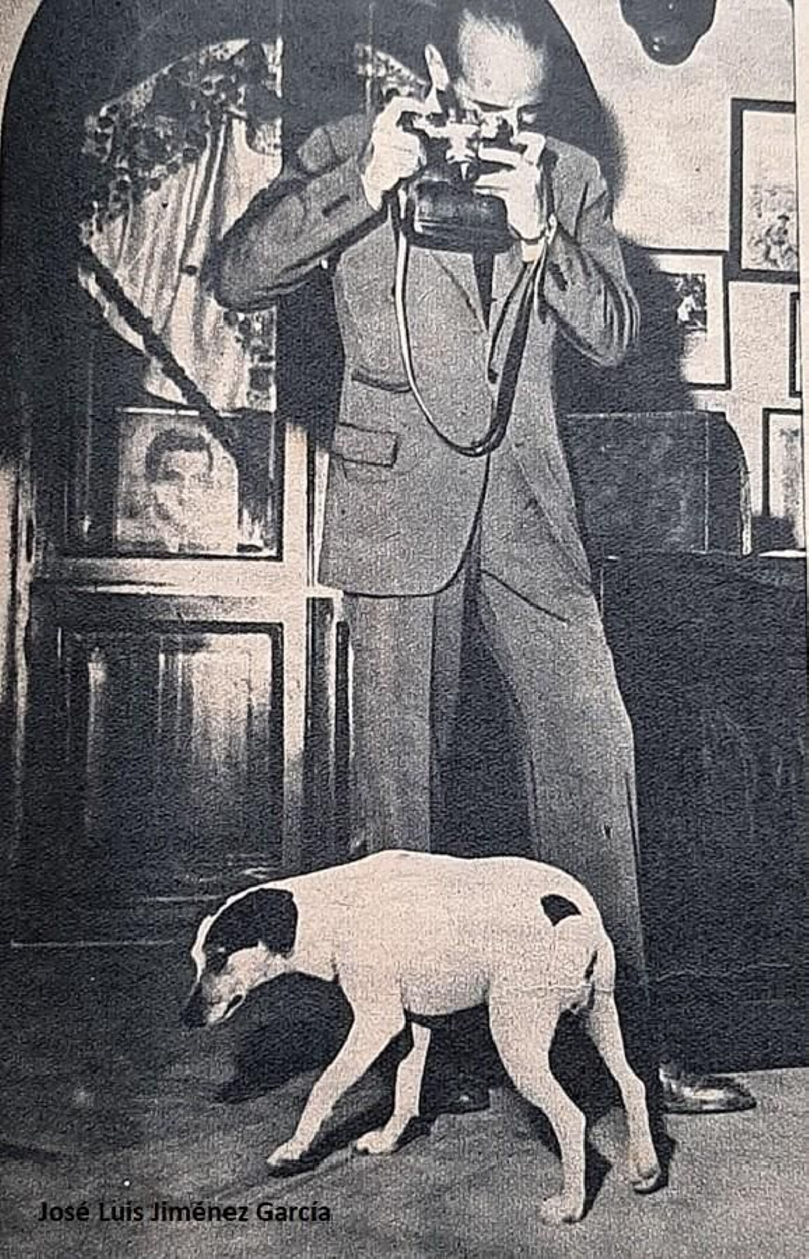 Álvaro Domecq Díez y su perro ratonero.
