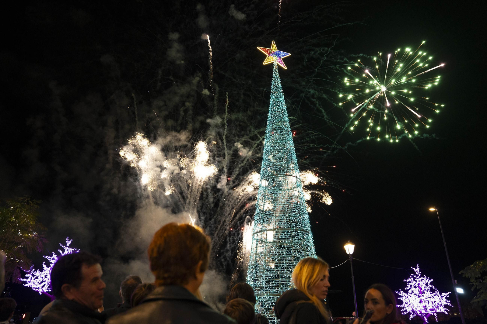 El encendido del alumbrado navideño del Hospital Universitario Torrecárdenas, en imágenes