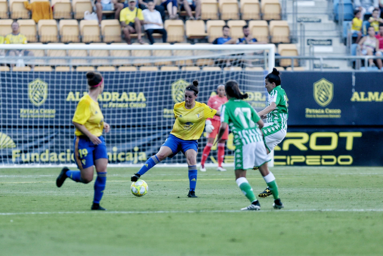 Las jugadoras del Cádiz sufrieron todo el partido por la clara superioridad bética.