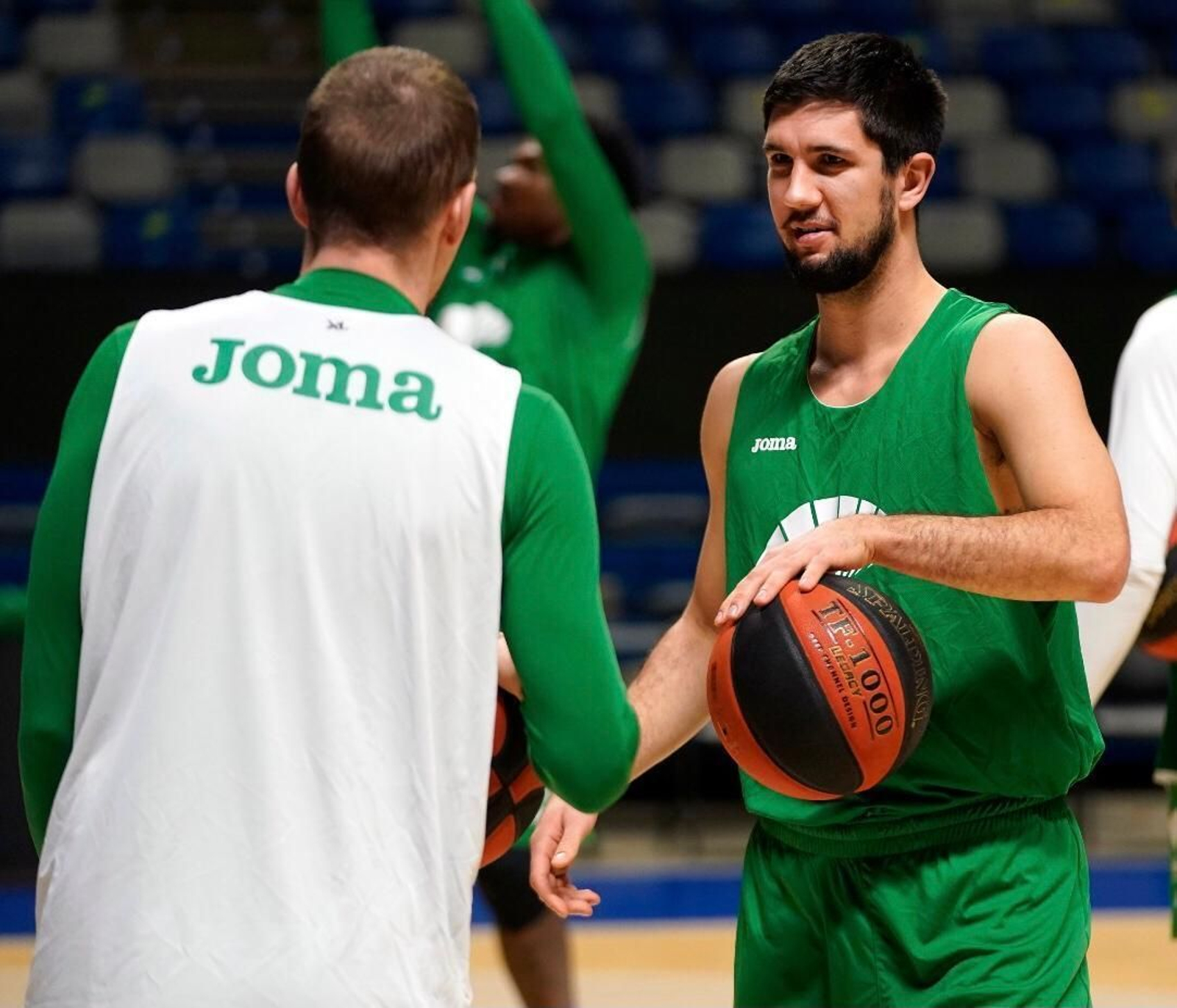 Bouteille habla con Waczynski en un entrenamiento en el Carpena.