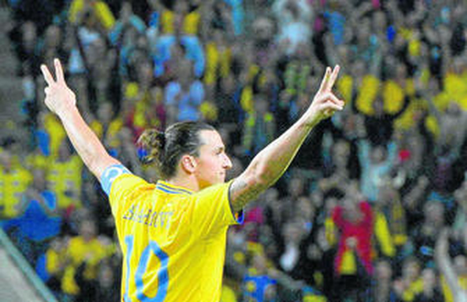 Zlatan Ibrahimovic celebra con cuatro dedos al aire su póker de goles ante Inglaterra.