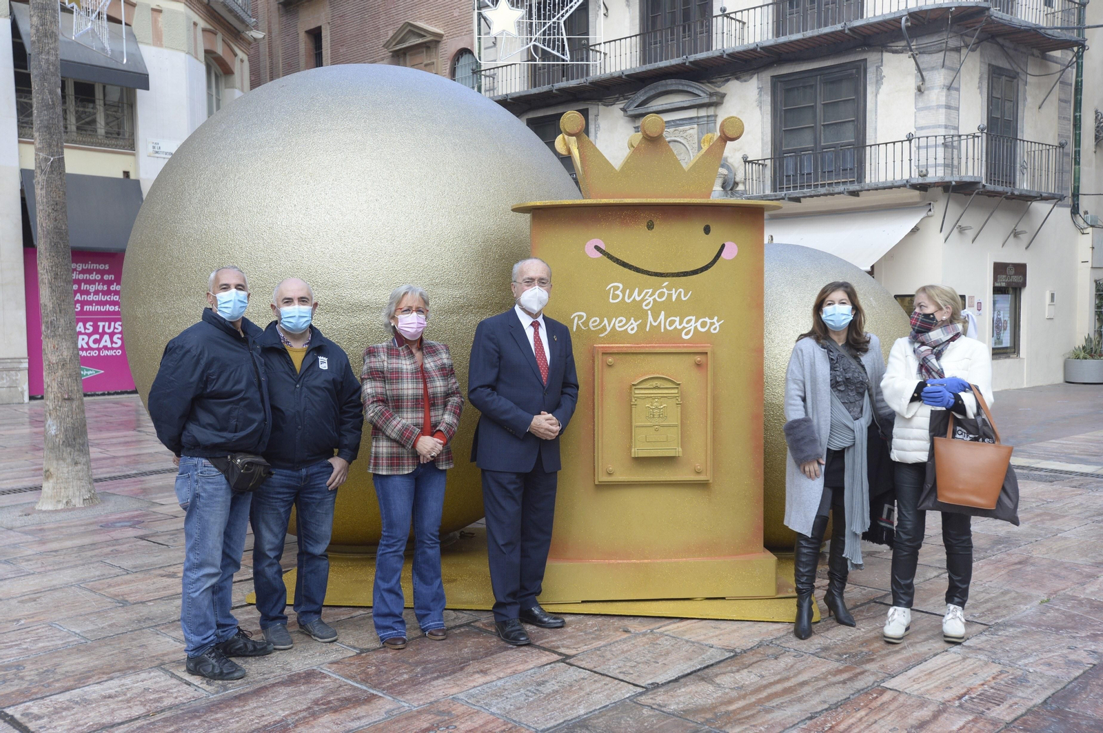 El alcalde visita el buzón instalado en la plaza de la Constitución.