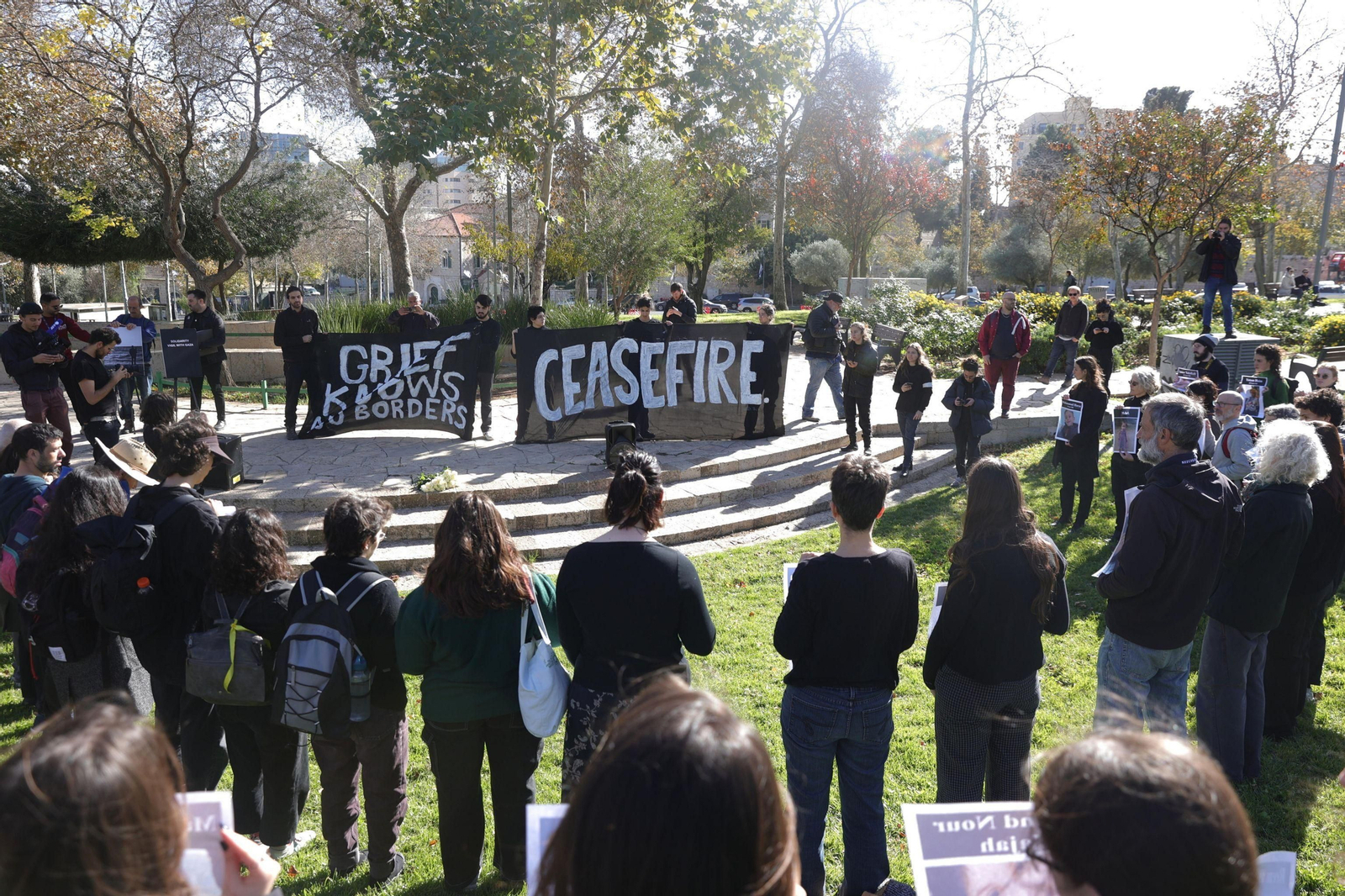 Israelíes participan en una concentración para pedir el alto el fuego ante la Embajada de EEUU en Israel.
