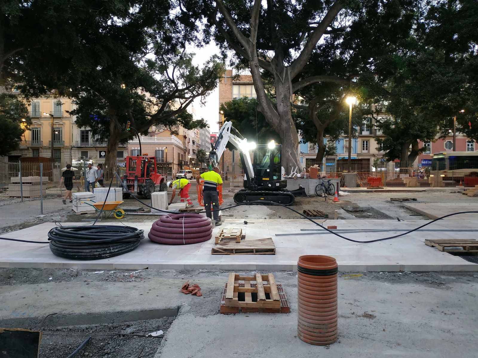 Trabajos nocturnos en la peatonalización del lateral norte de la Alameda.