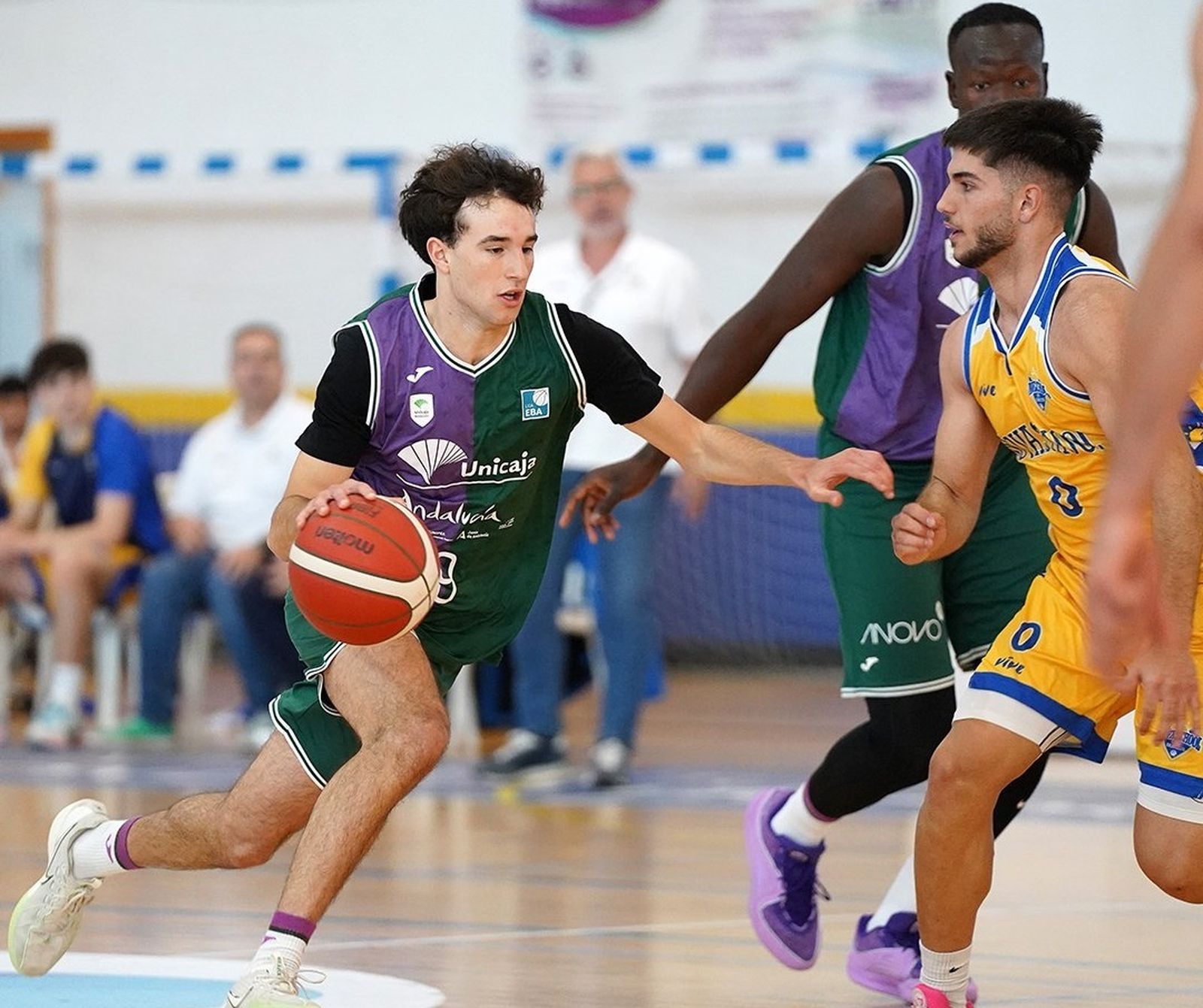 Hugo Vázquez bota el balón.