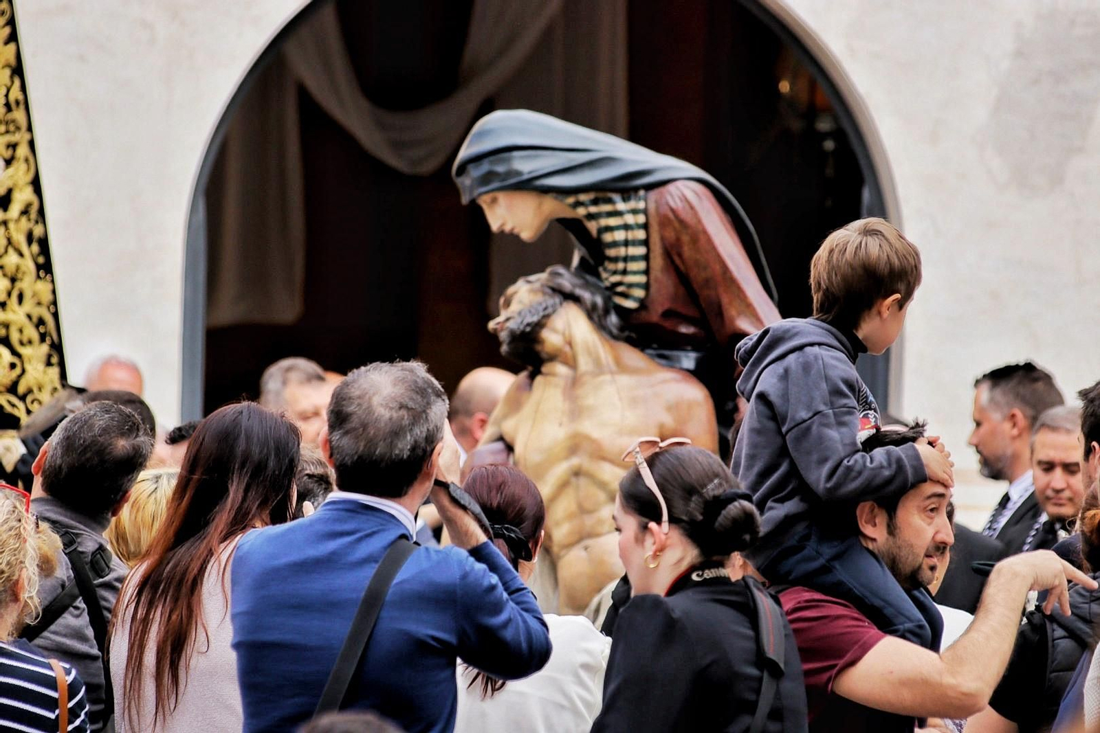 Los traslados de la Sangre y la Piedad de la Semana Santa de Málaga 2025, en imágenes