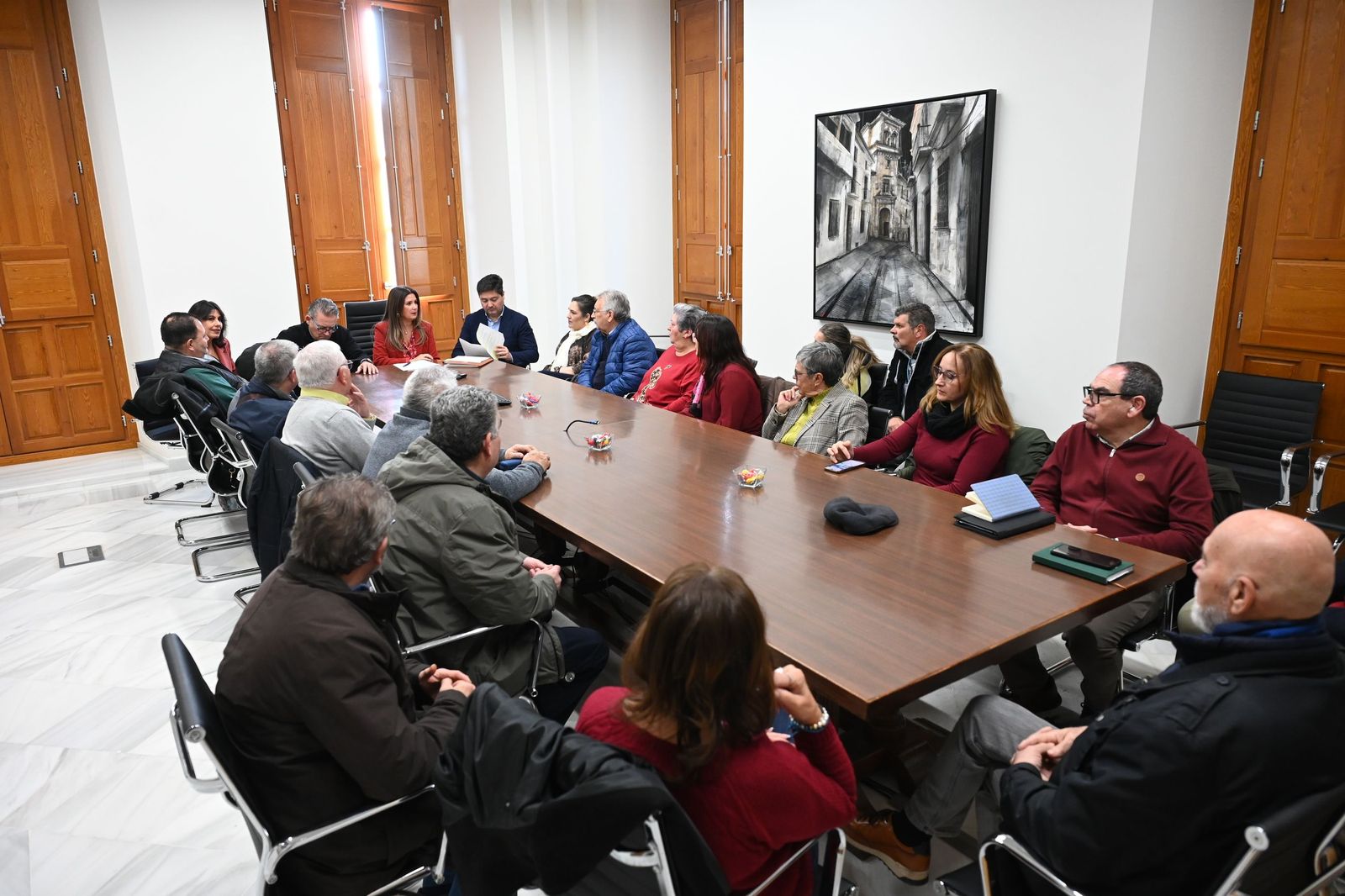 La alcaldesa aborda el proyecto del presupuesto municipal para 2026 con los representantes vecinales