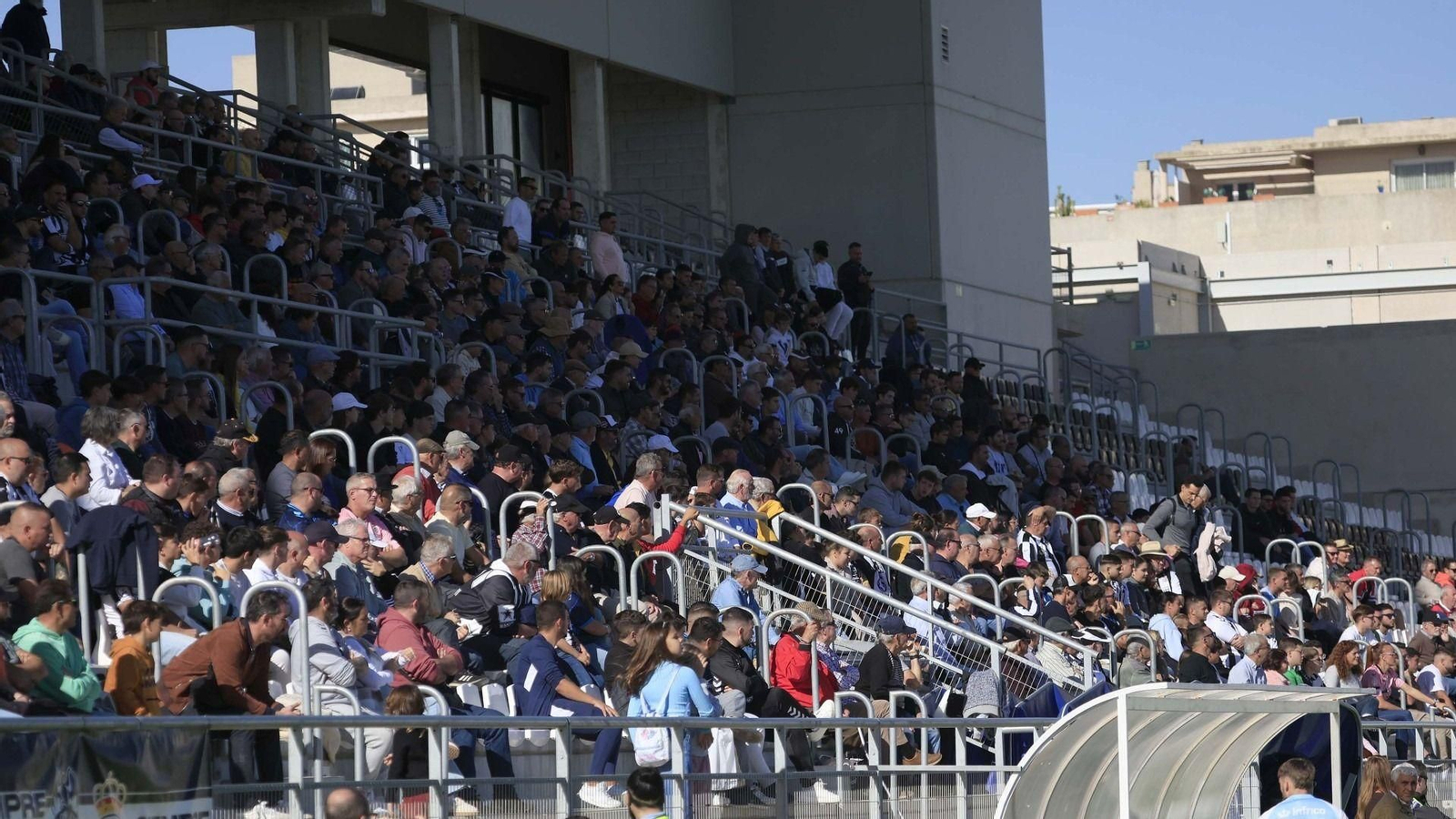 Vista parcial de la grada de Tribuna del Ciudad de La Línea, el pasado domingo