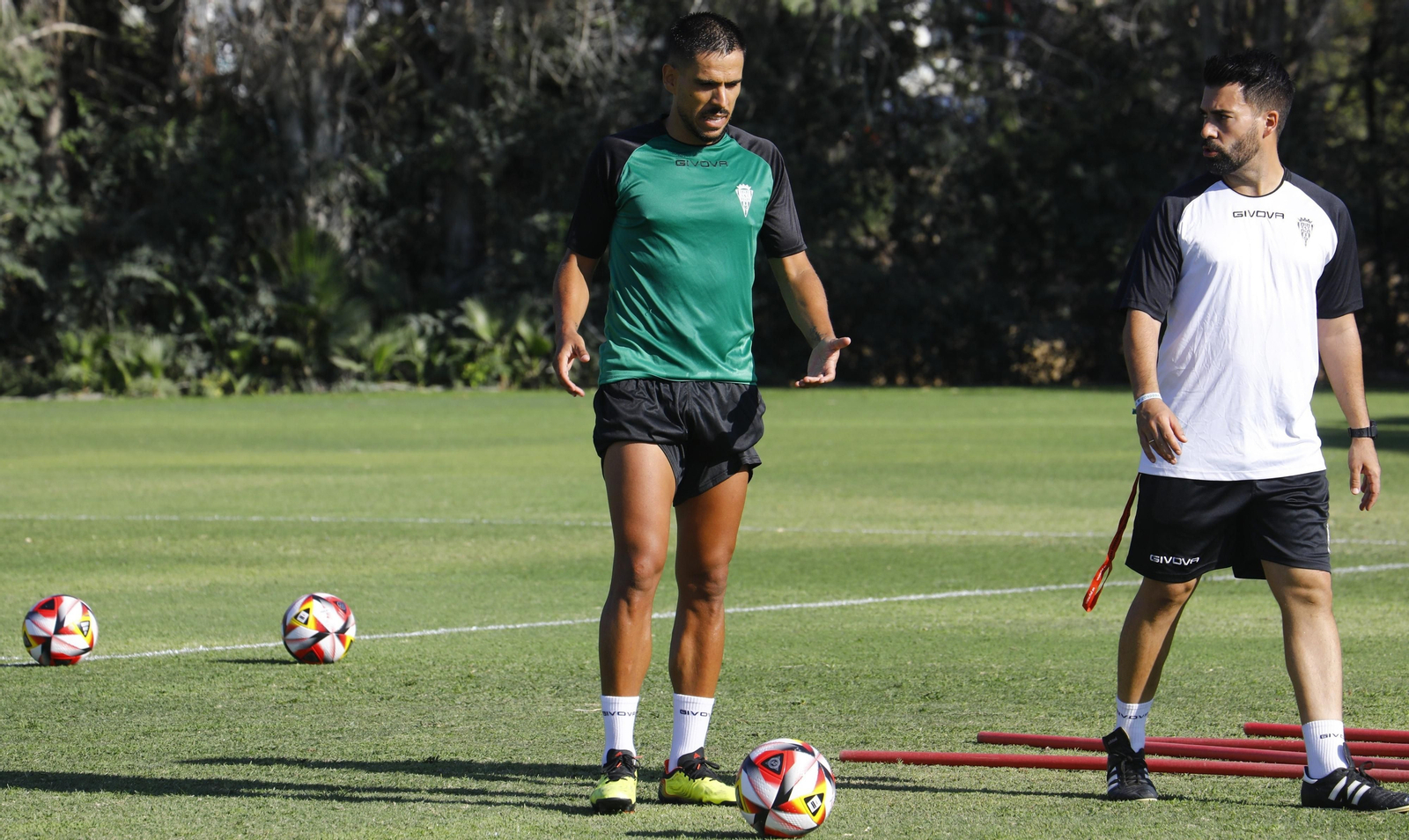 José Recio dialoga con Eu Gavilán en la Ciudad Deportiva.