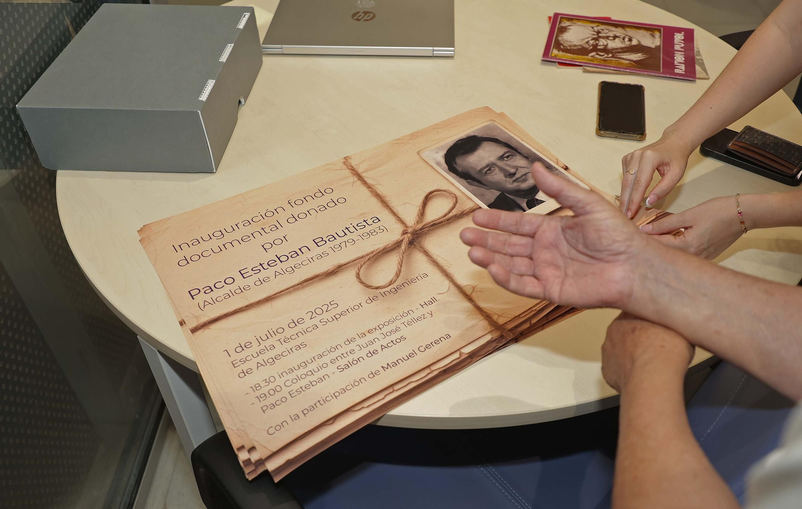Donanción de la biblioteca y el fondo domucomental de Paco Esteban a la UCA, en imágenes