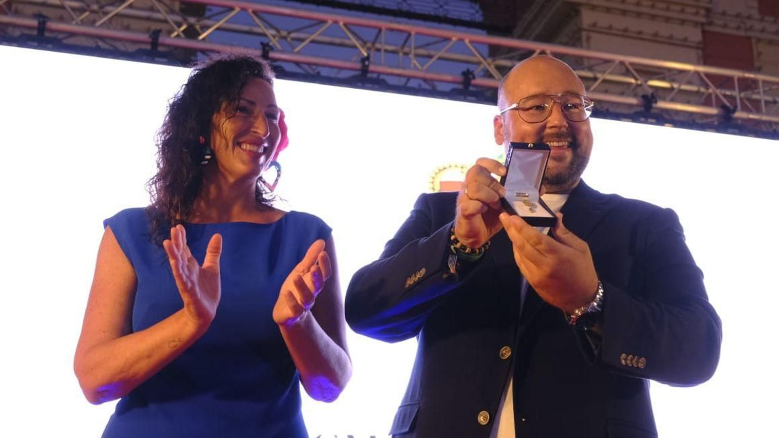Vicente Martínez recibe el escudo de Almería antes de su pregón.