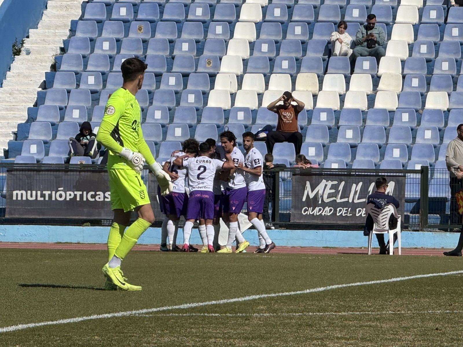 Los jugadores del Real Jaén se abrazan ante la mirada del portero local Franganillo.