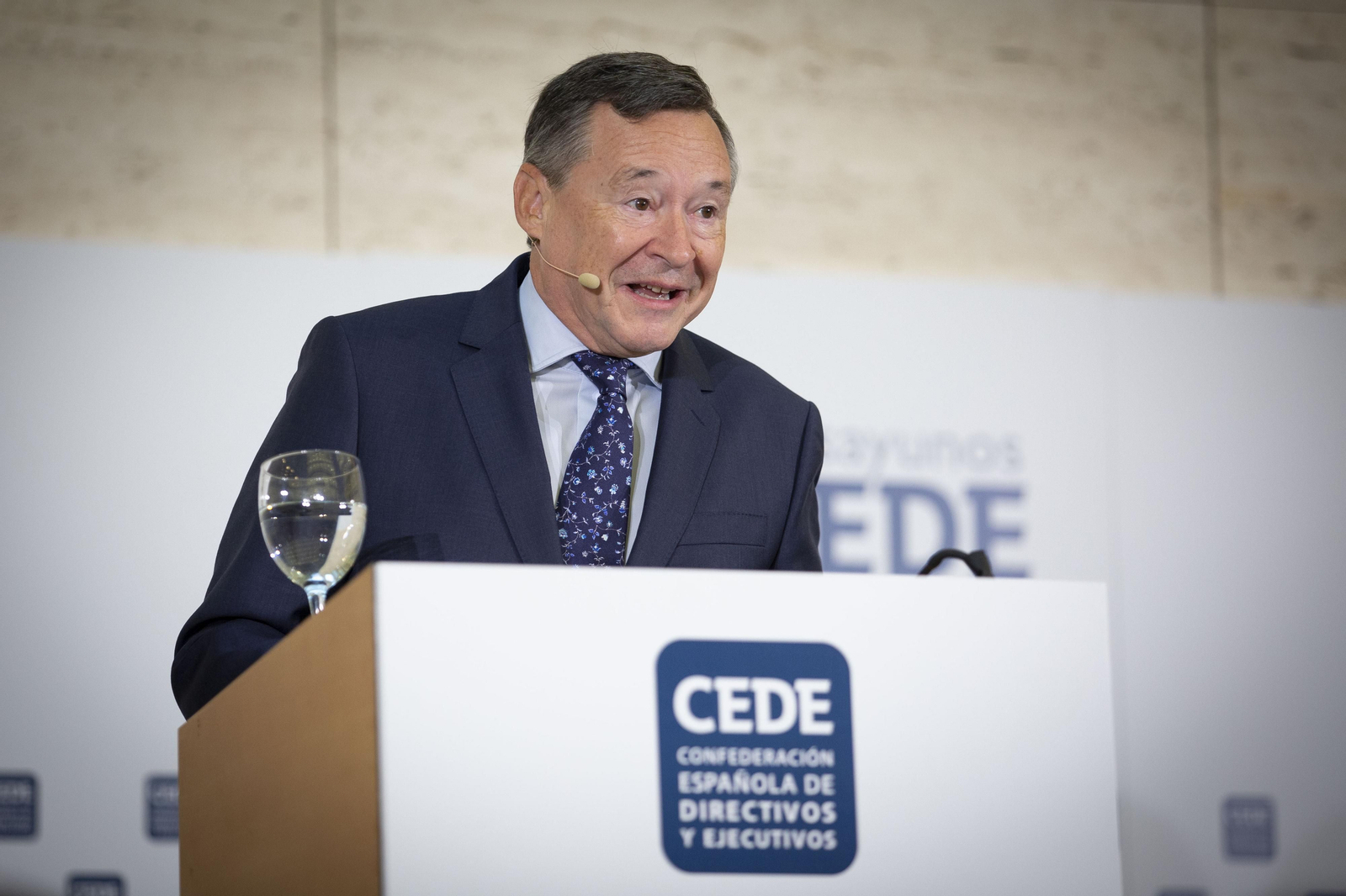 Las imágenes del desayuno de la CEDE en Granada con Gonzalo Gortázar