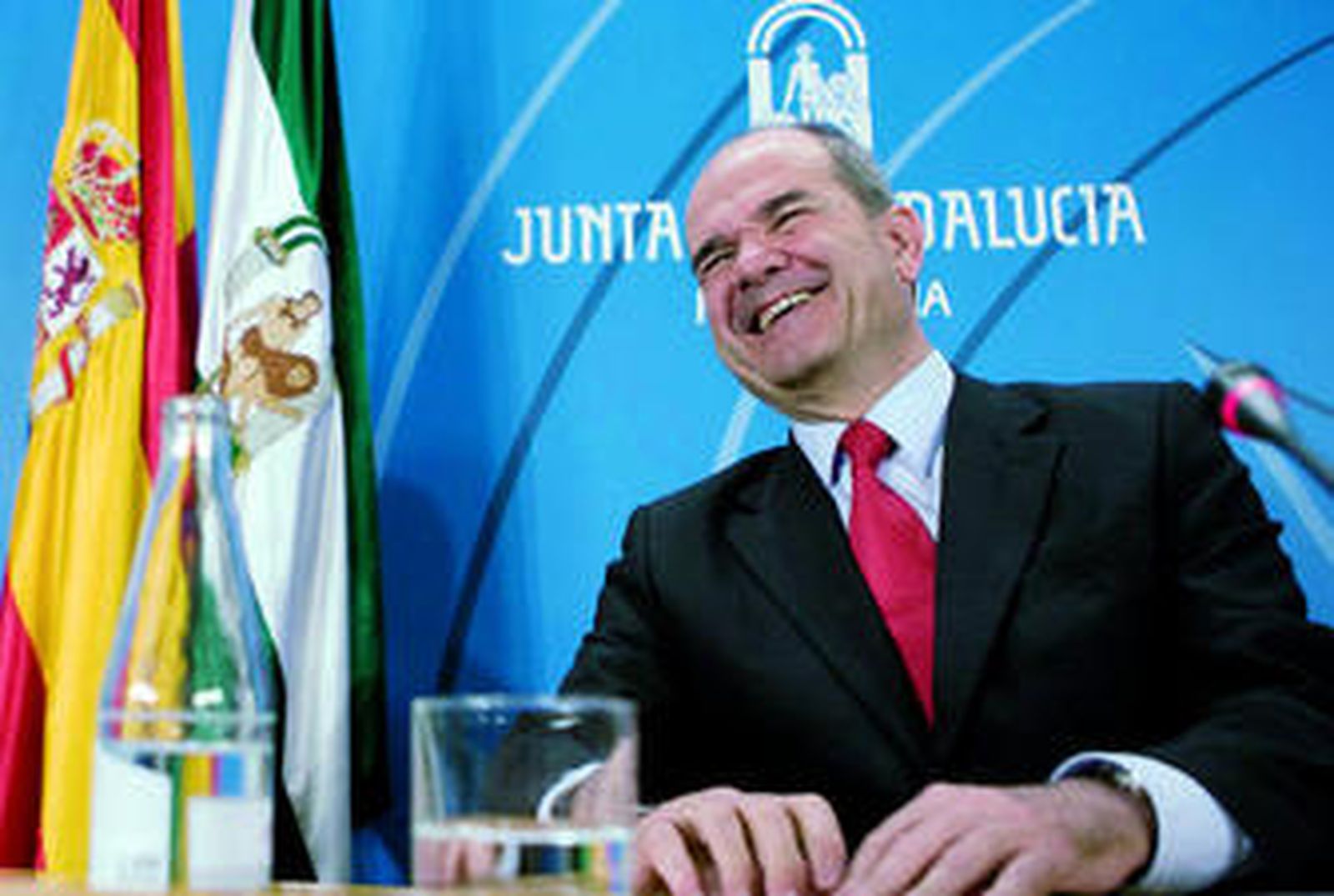 Manuel Chaves ríe abiertamente en un momento de la rueda de prensa de ayer.