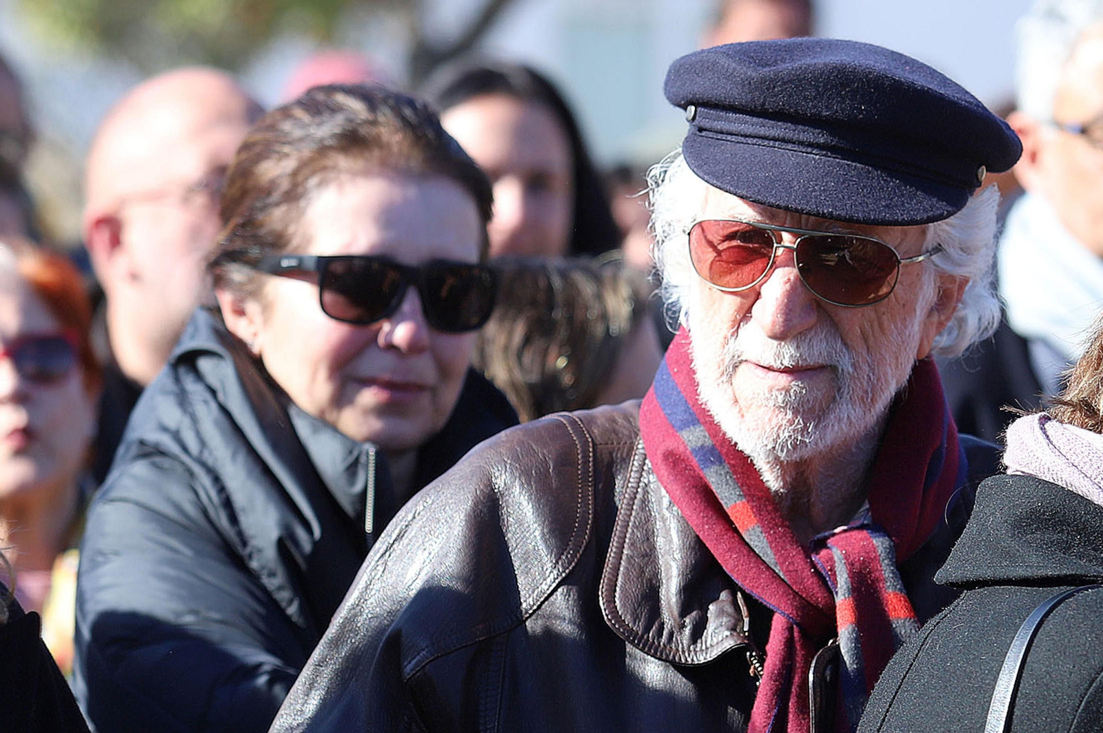 Imágenes del minuto de silencio guardado en la Universidad de Huelva en memoria de los estudiantes fallecidos en el incendio