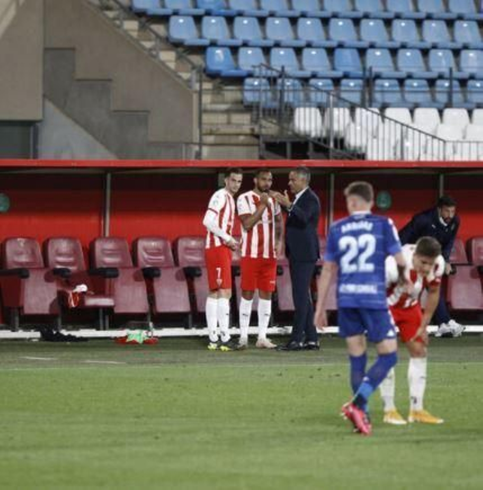 Gomes da instrucciones a Villar y Schettine frente al Alcorcón.