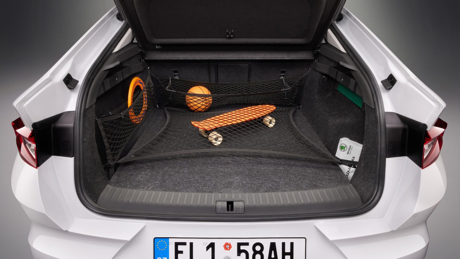 El maletero tiene 570 litros, es decir, sólo 15 menos de capacidad que el Enyaq iV con forma más semejante a un SUV.