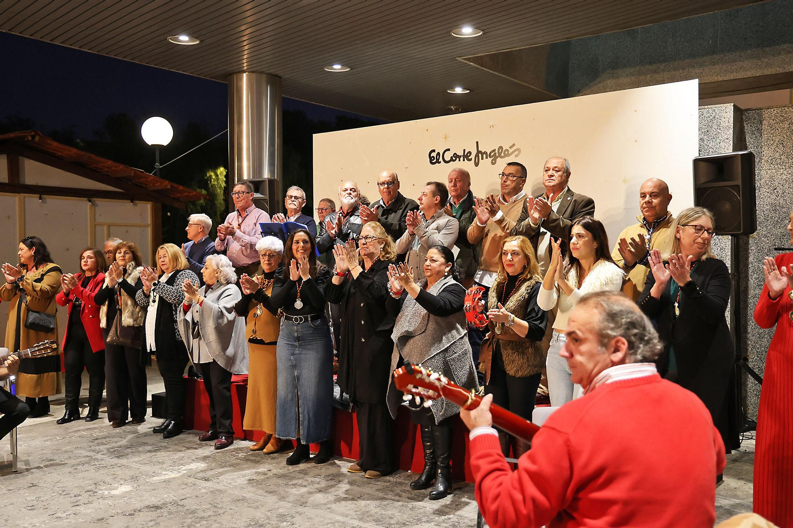 Imágenes de la inauguración del Belén Solidario del Consejo de Cofradías y Hermandades y el Corte Inglés