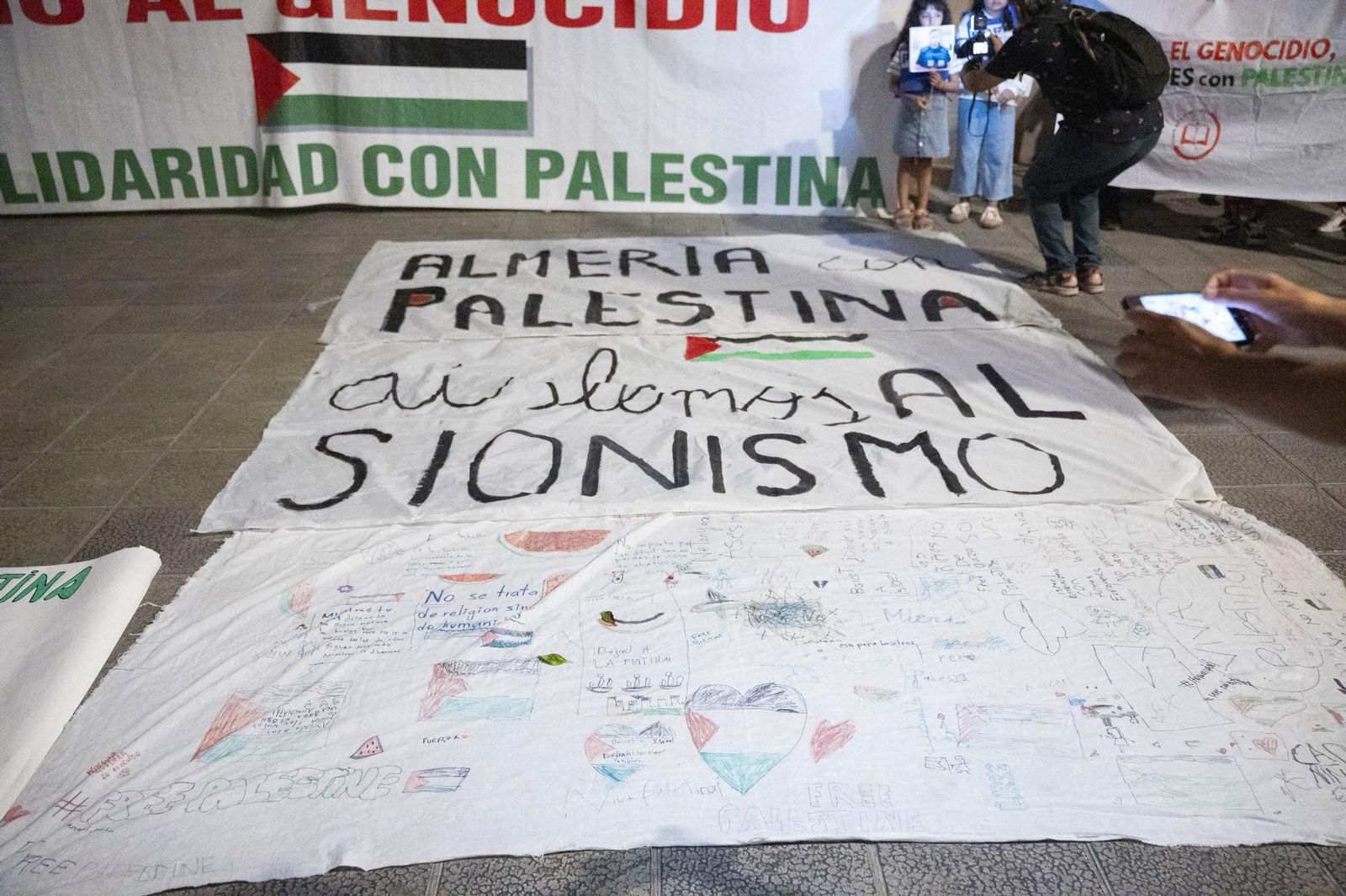 La Plataforma Almería por Palestina se manifiesta por la situación en Gaza, en imágenes
