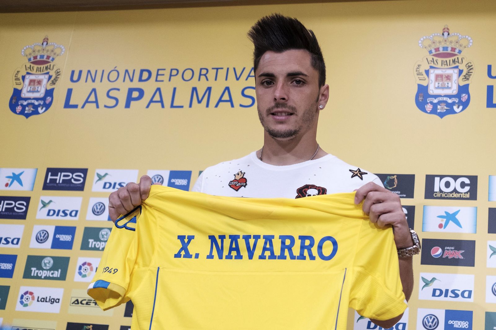 Ximo Navarro posa con la bufanda de su nuevo club, la UD Las Palmas.