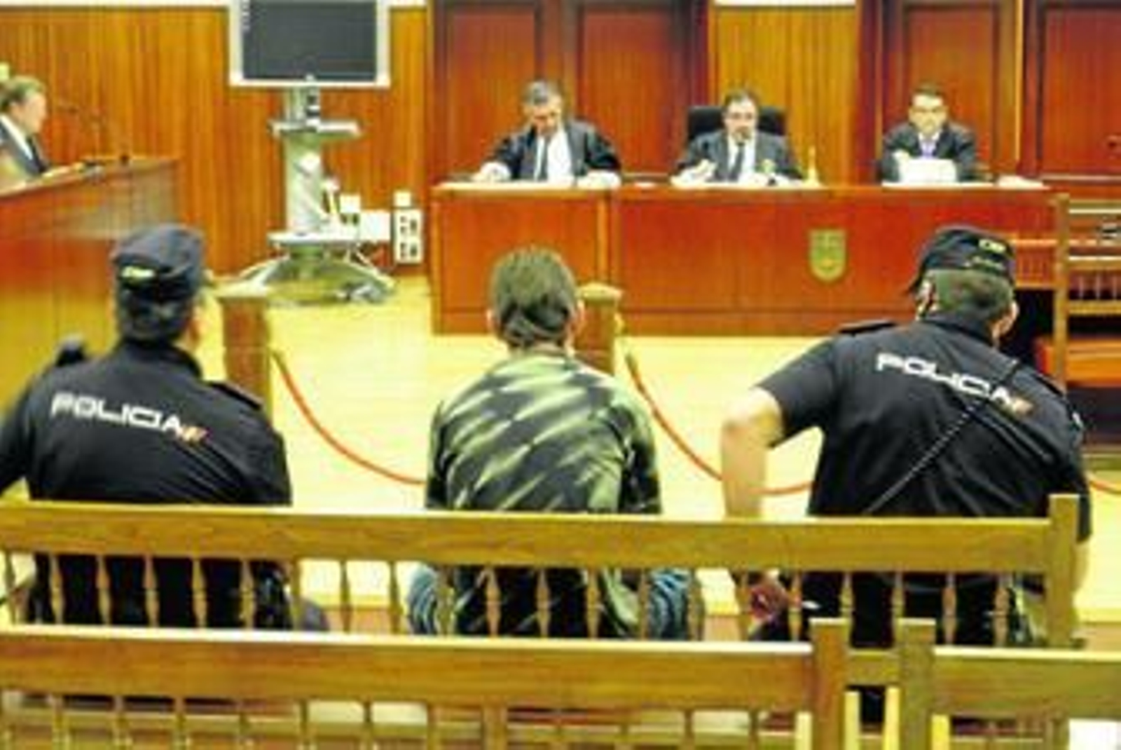 El acusado, entre dos policías, en una de sus declaraciones ante el tribunal.