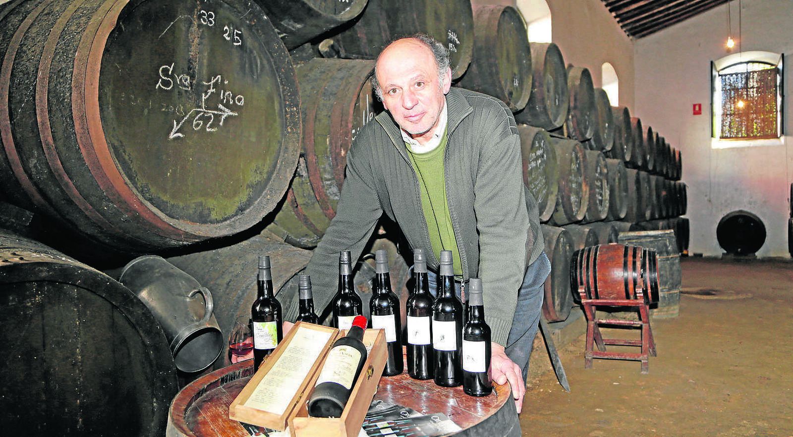 Jaime González, hijo del fundador de Bodegas Faustino, posa con la gama de vinos Cruz Vieja que comercializa desde hace cinco años.