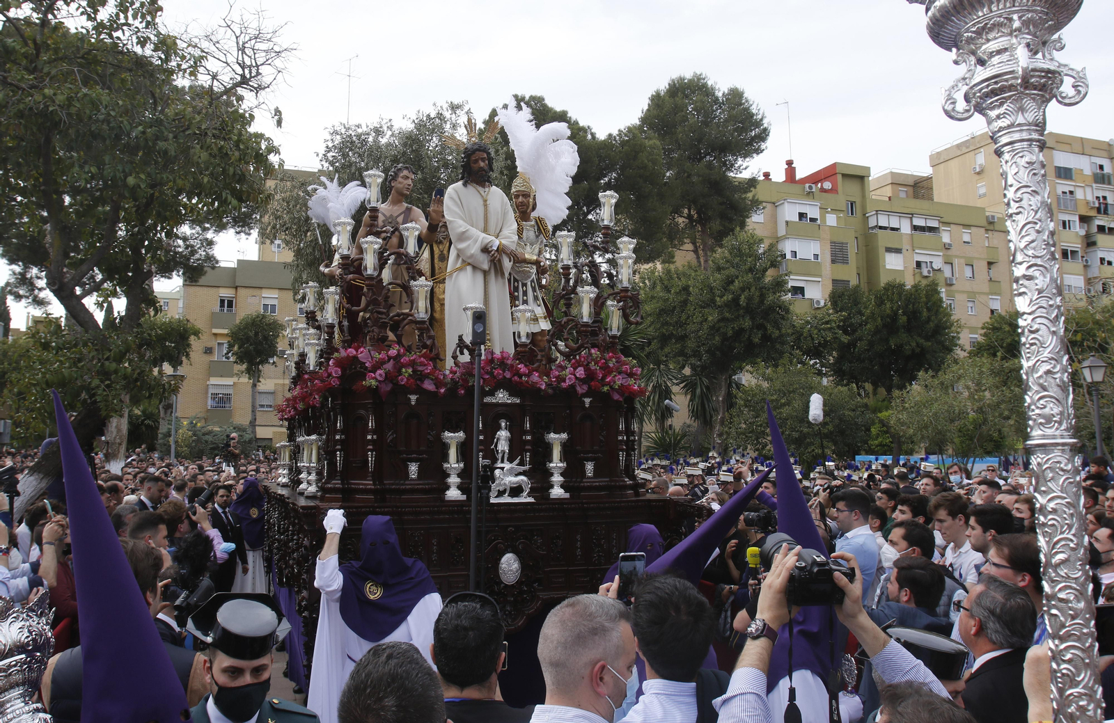 La Hermandad de Pino Montano en su salida procesional de 2022.