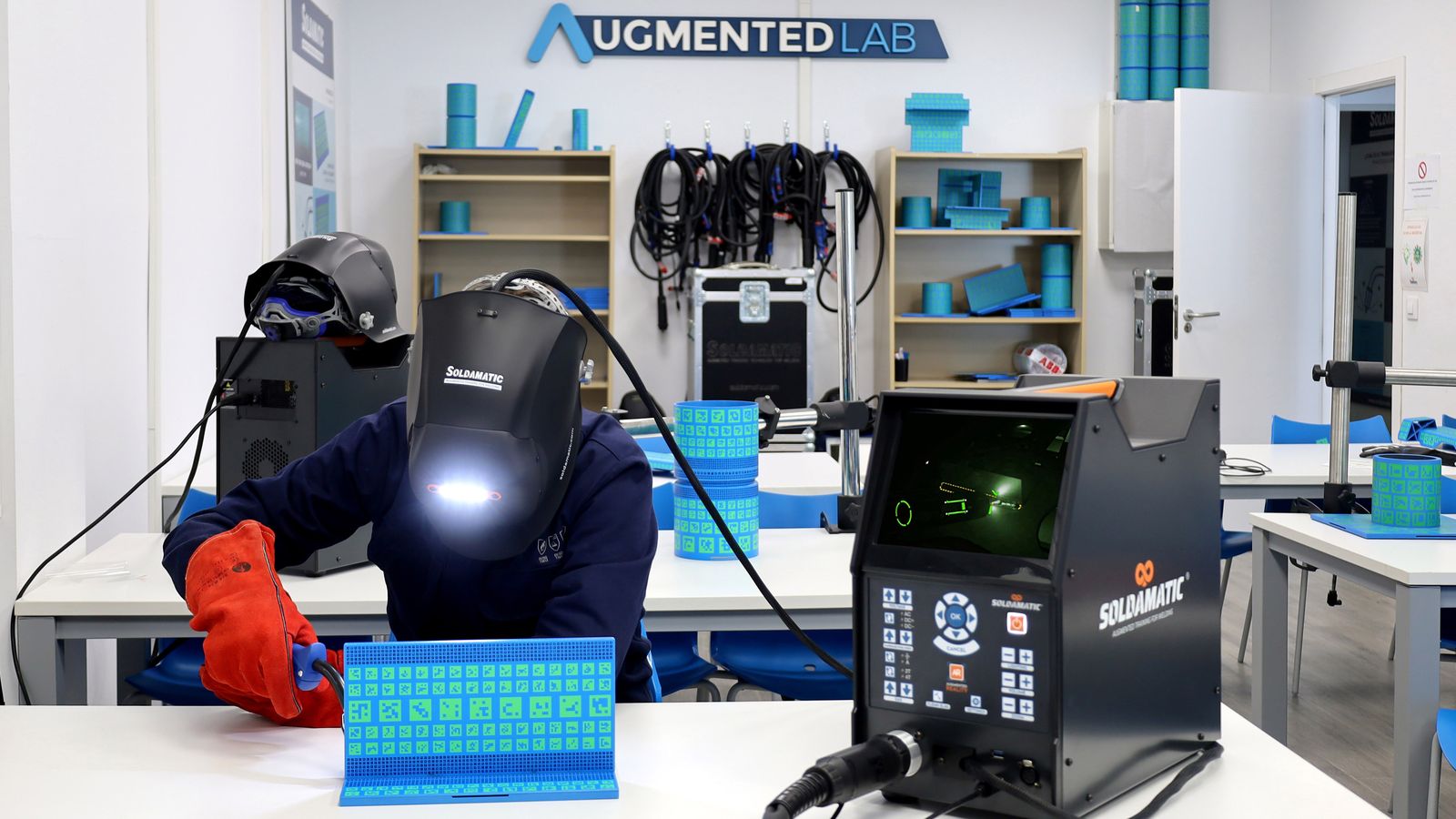 Alumno aprendiendo a soldar con Soldamatic.