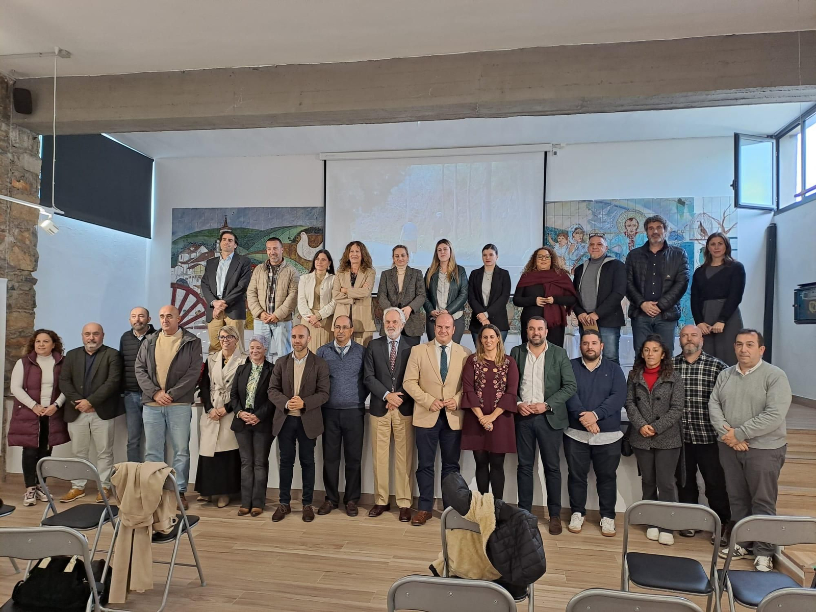Foto de familia de representantes públicos en el evento celebrado en Villamartín. Foto de familia de representantes públicos en el evento celebrado en Villamartín.