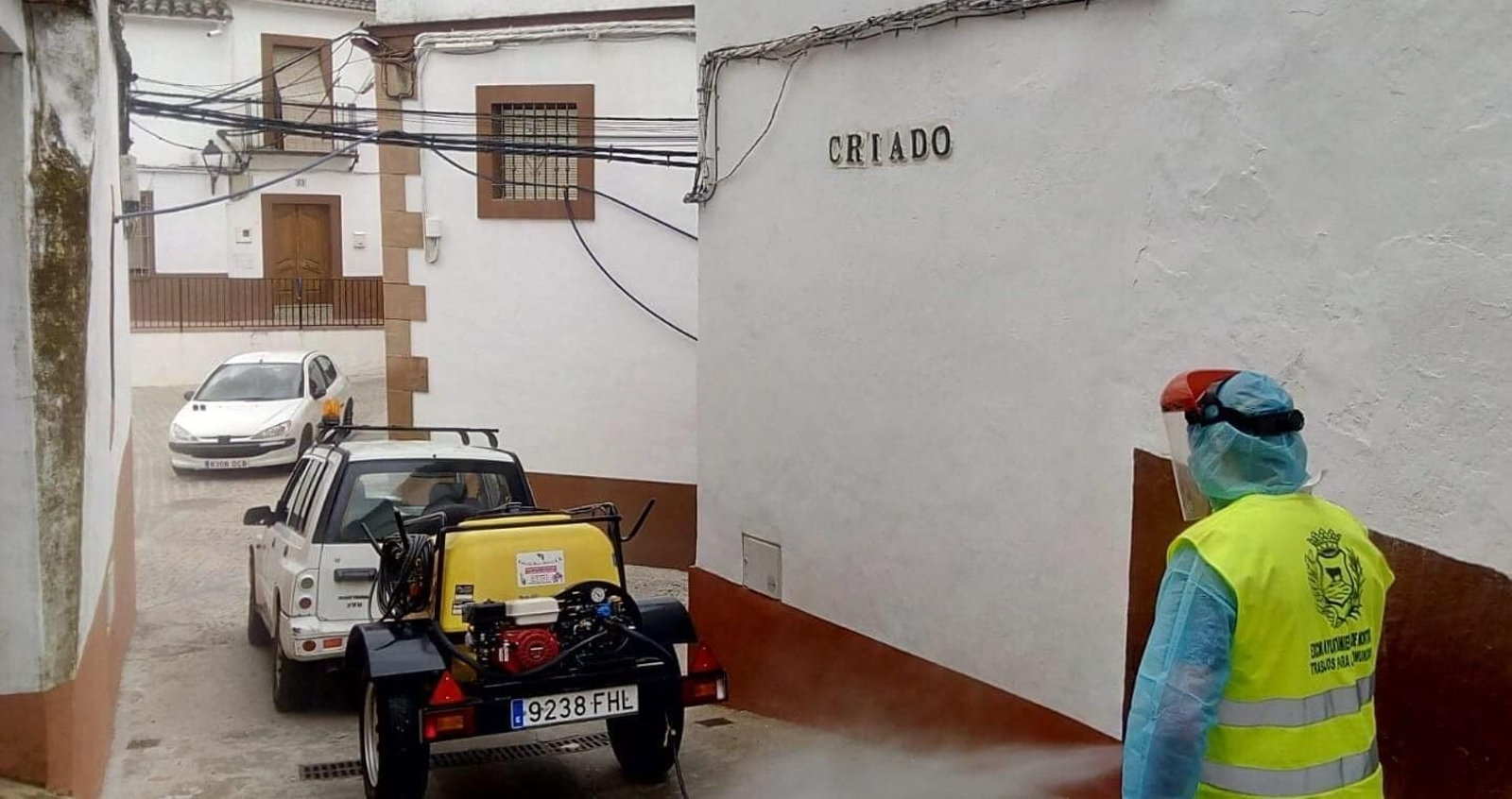 Un operario municipal realiza trabajos de limpieza y desinfección en Montoro.