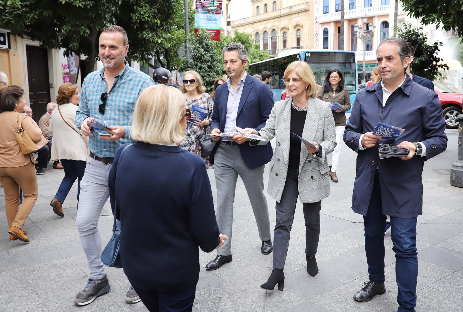 María José García-Pelayo, durante un reparto de propaganda electoral.