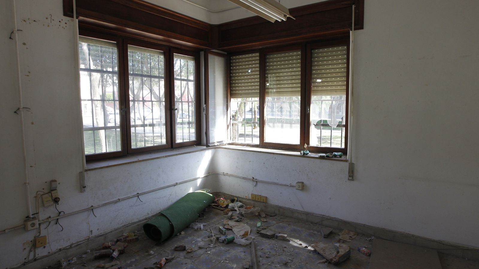 Humedades y basura en el interior