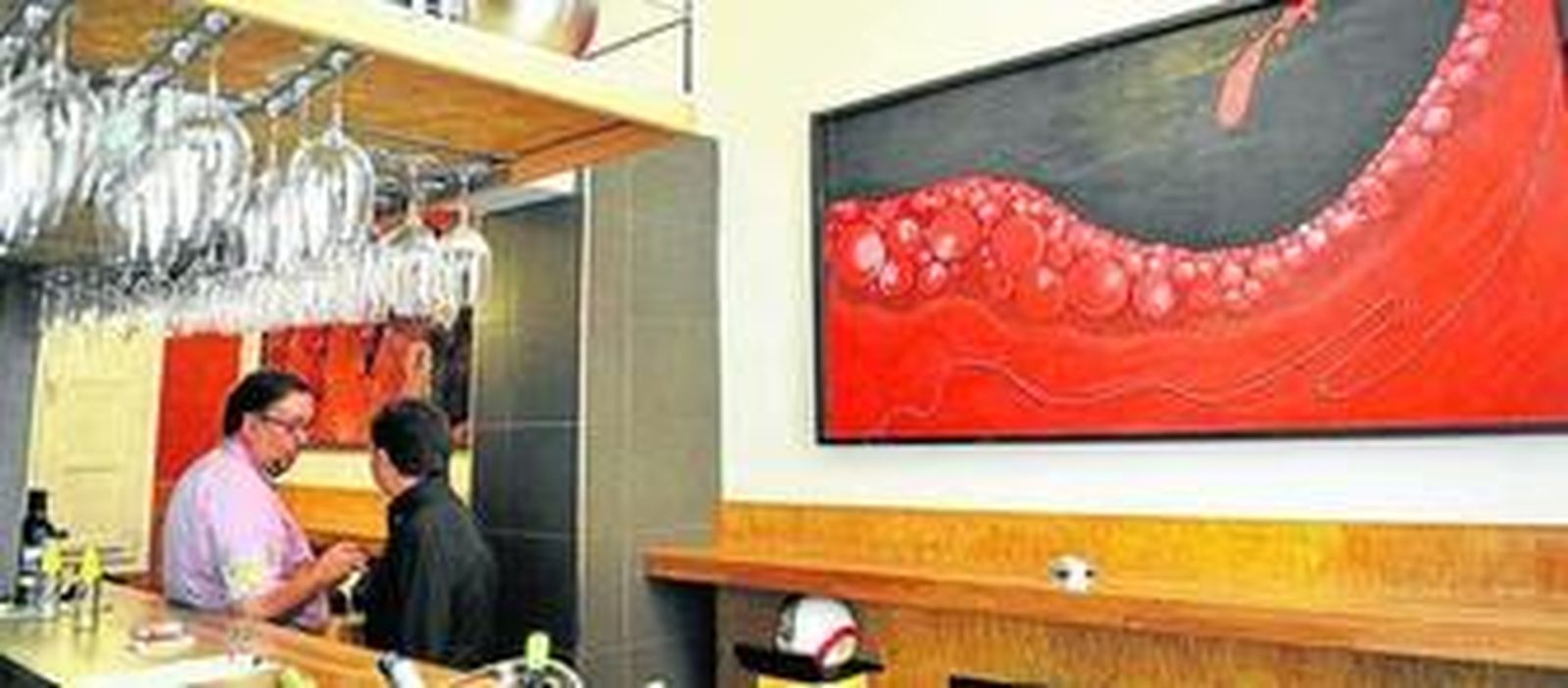 Maderas y piedras naturales protagonizan la decoración del local, ubicado en la calle Carlos Cañal.