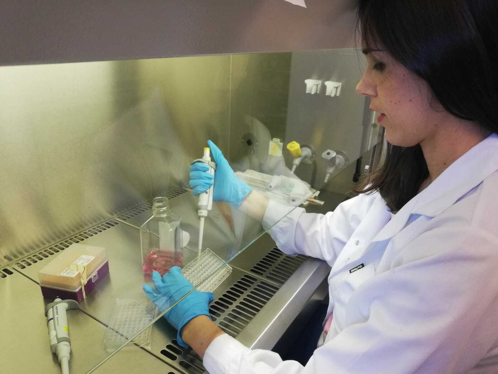 Una de las investigadoras responsables utilizando el método ELISA para aislar la proteína responsable de la angiogénesis.